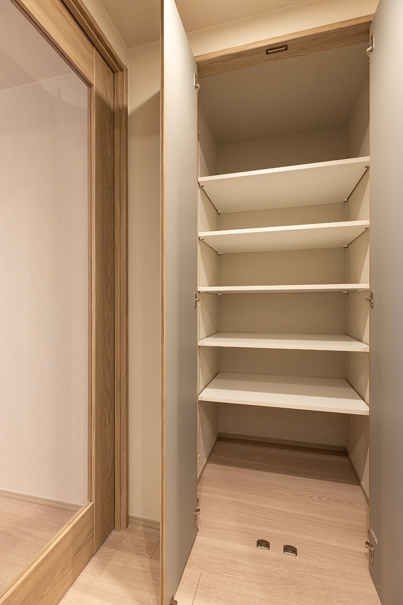 【収納】廊下物入。家族の物をしまう場所。毎日使う物やLDで使用する物をココにしまえばLDがすっきり。(2026年2月)