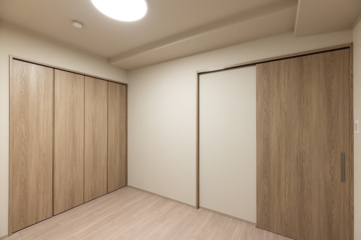 【居室】洋室（２）約5.1帖。扉を引き戸にしているため、家具やベッドをゆったりレイアウトすることが可能です。(2026年2月)