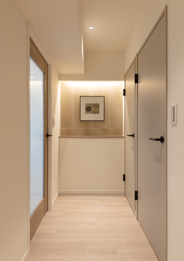 【玄関】リビング前にはデザイン性のあるタイルを施し、絵画を飾ることで空間にアクセントを加えています。(2026年3月)