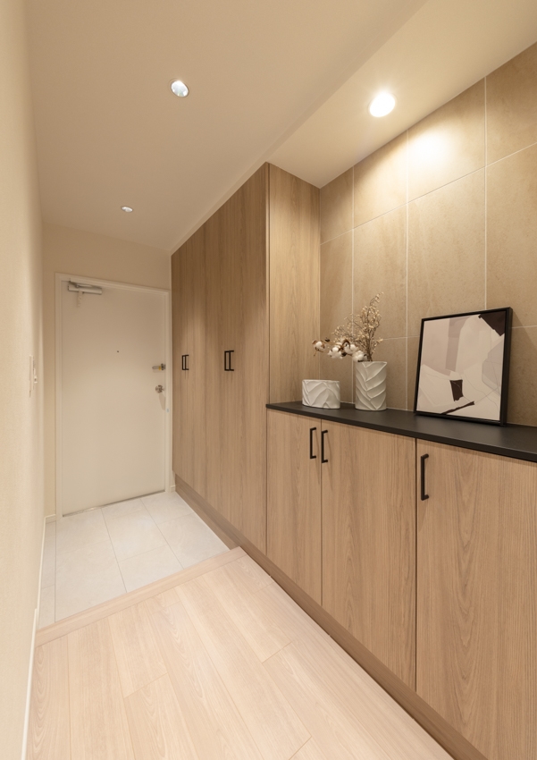 【玄関】収納力のあるシューズボックスを備え、ご家族の靴や傘などもすっきりと収まります。(2026年3月)