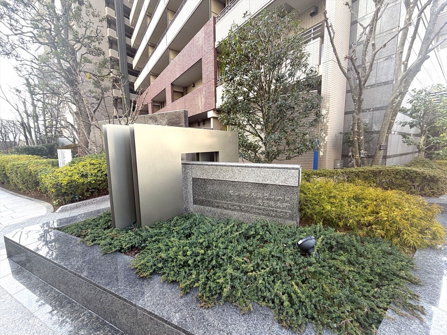 【外観】緑を感じるモニュメント。(2026年2月)