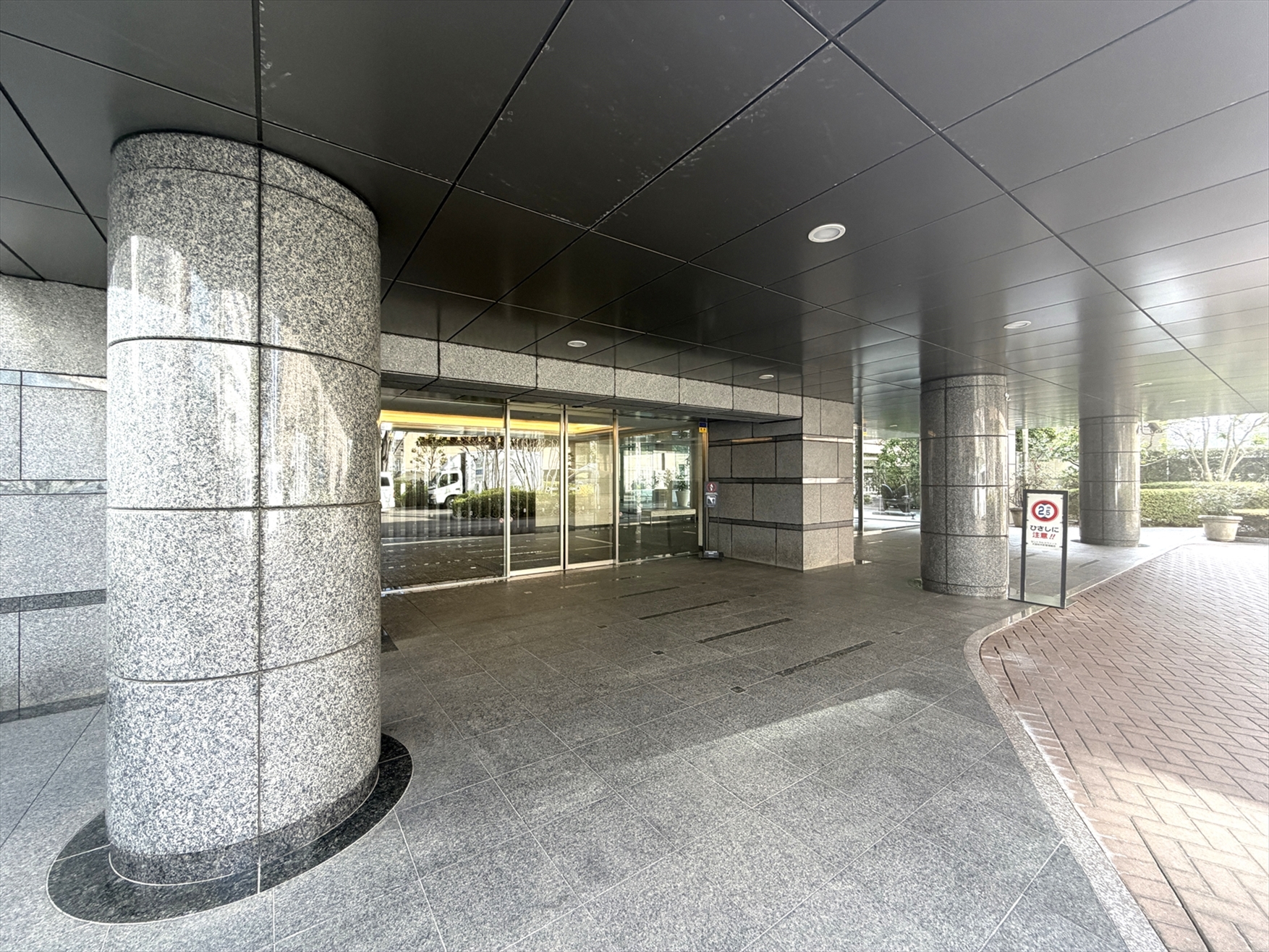 【エントランス】車寄せのあるエントランスです。(2026年2月)