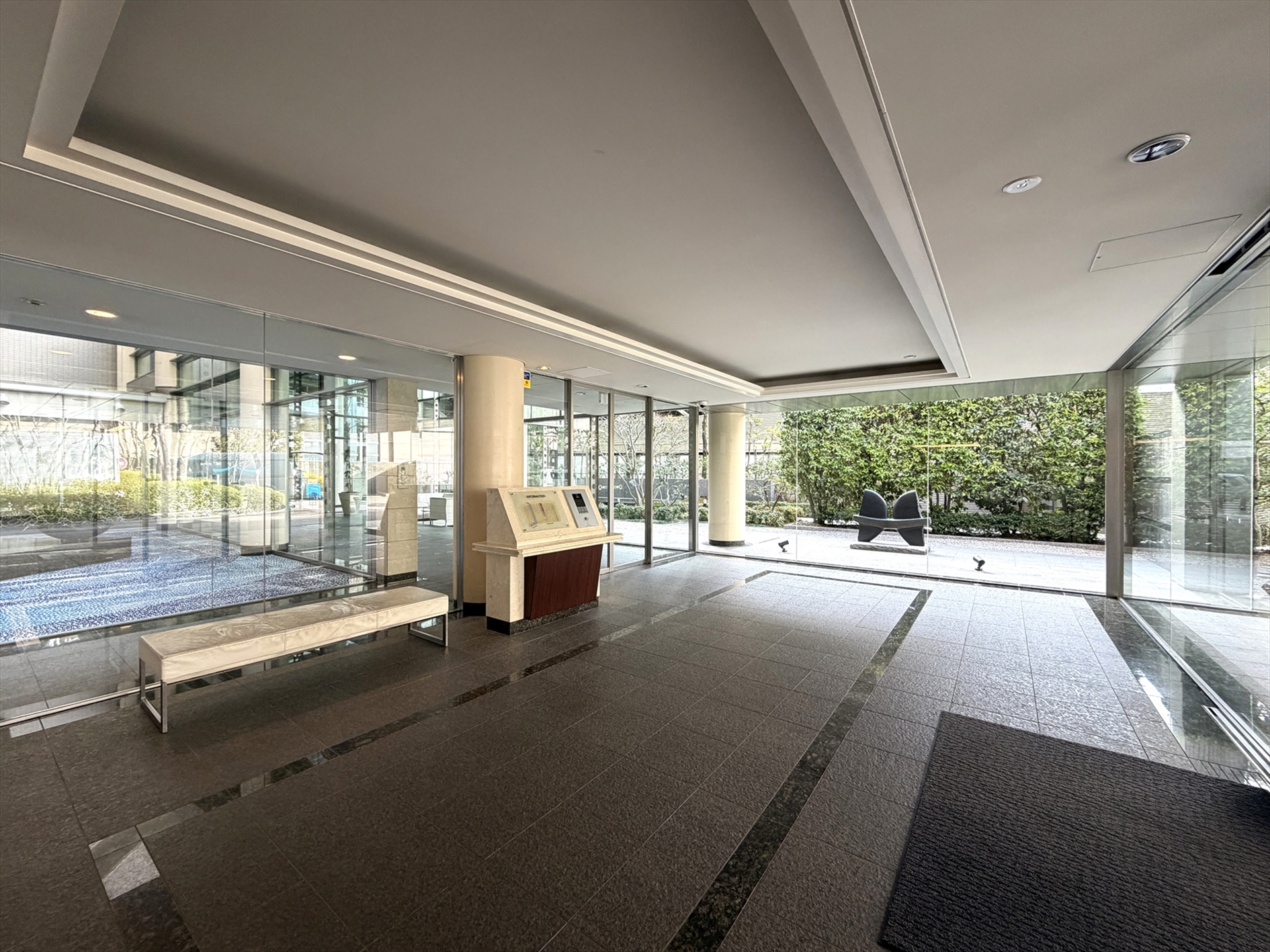 【エントランス】もちろんオートロック付き、安心のセキュリティです。(2026年2月)