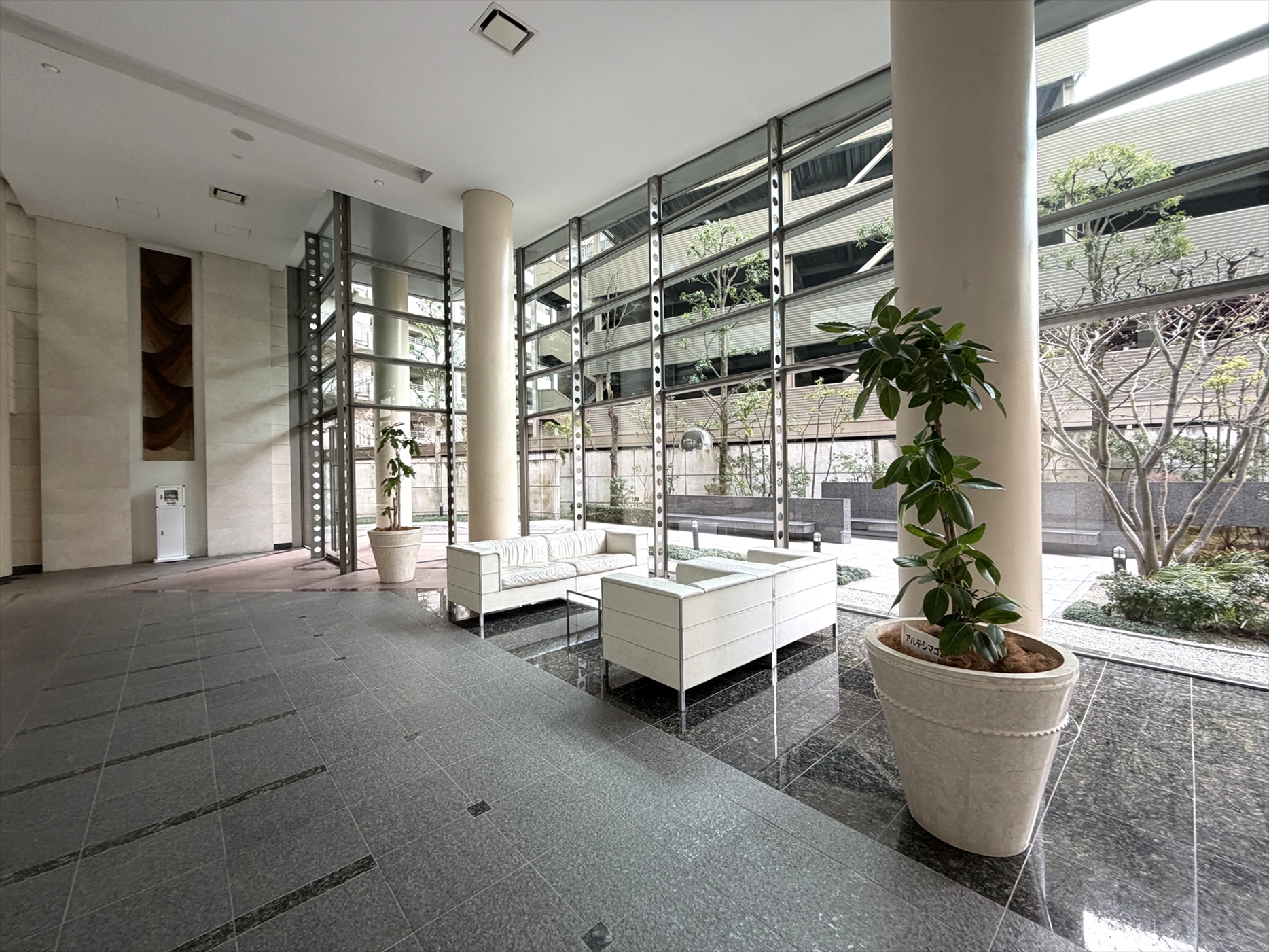 【エントランス】2階部分まで吹き抜けのエントランスが毎日のお帰りを迎え入れてくれます。(2026年2月)