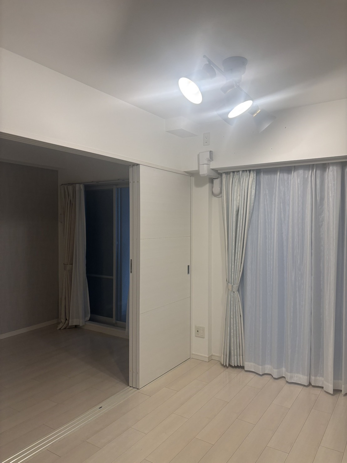 【リビング】スライドウォールを開ければ、広々使用することができます。(2026年1月)