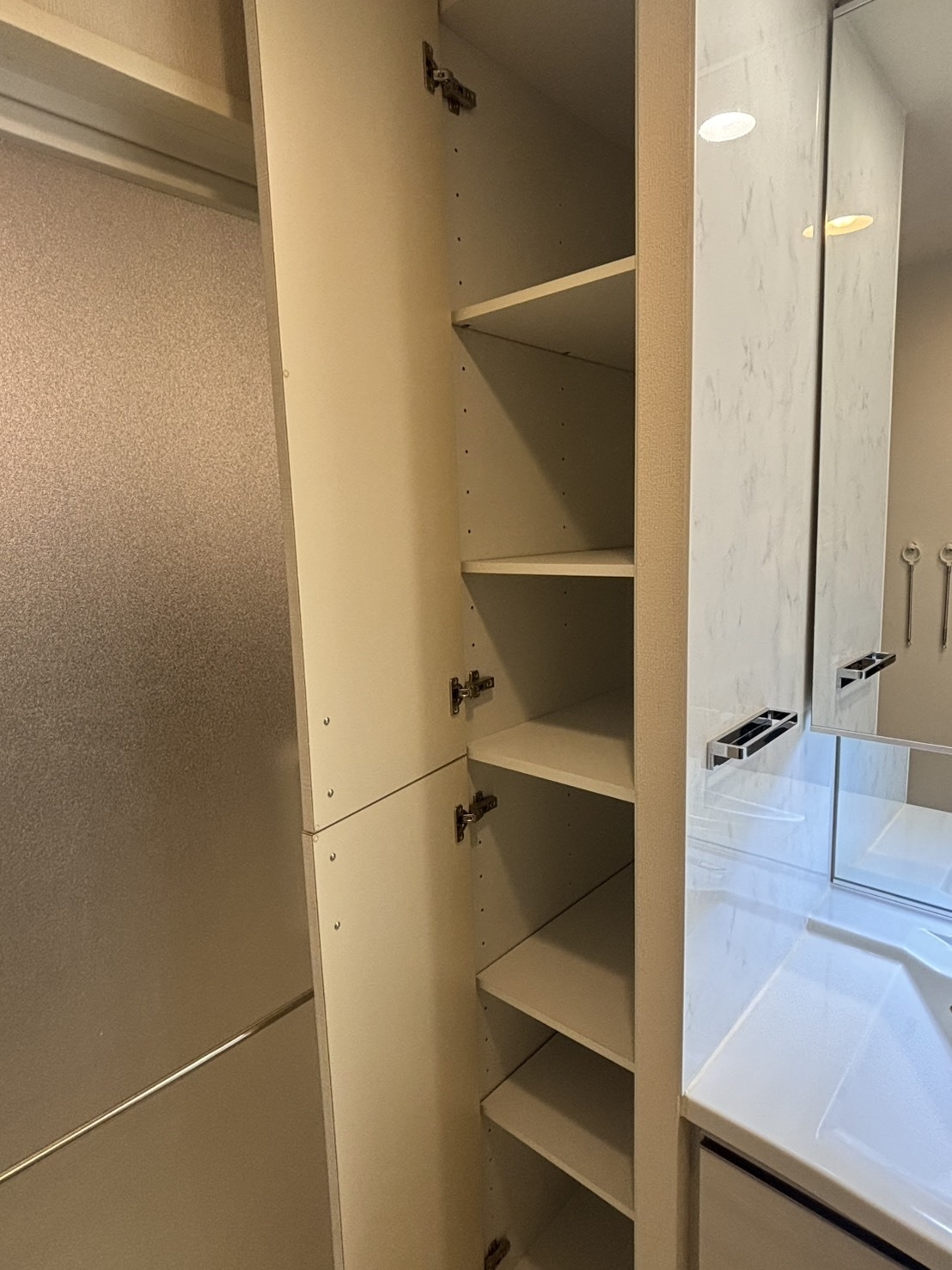 【洗面台・洗面所】浴室にはリネン棚もあり、タオルなどの収納に便利です！(2026年1月)