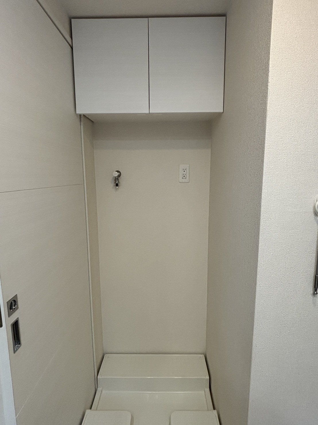 【洗面台・洗面所】洗濯置き場上にも吊り戸棚が設置されております。(2026年1月)