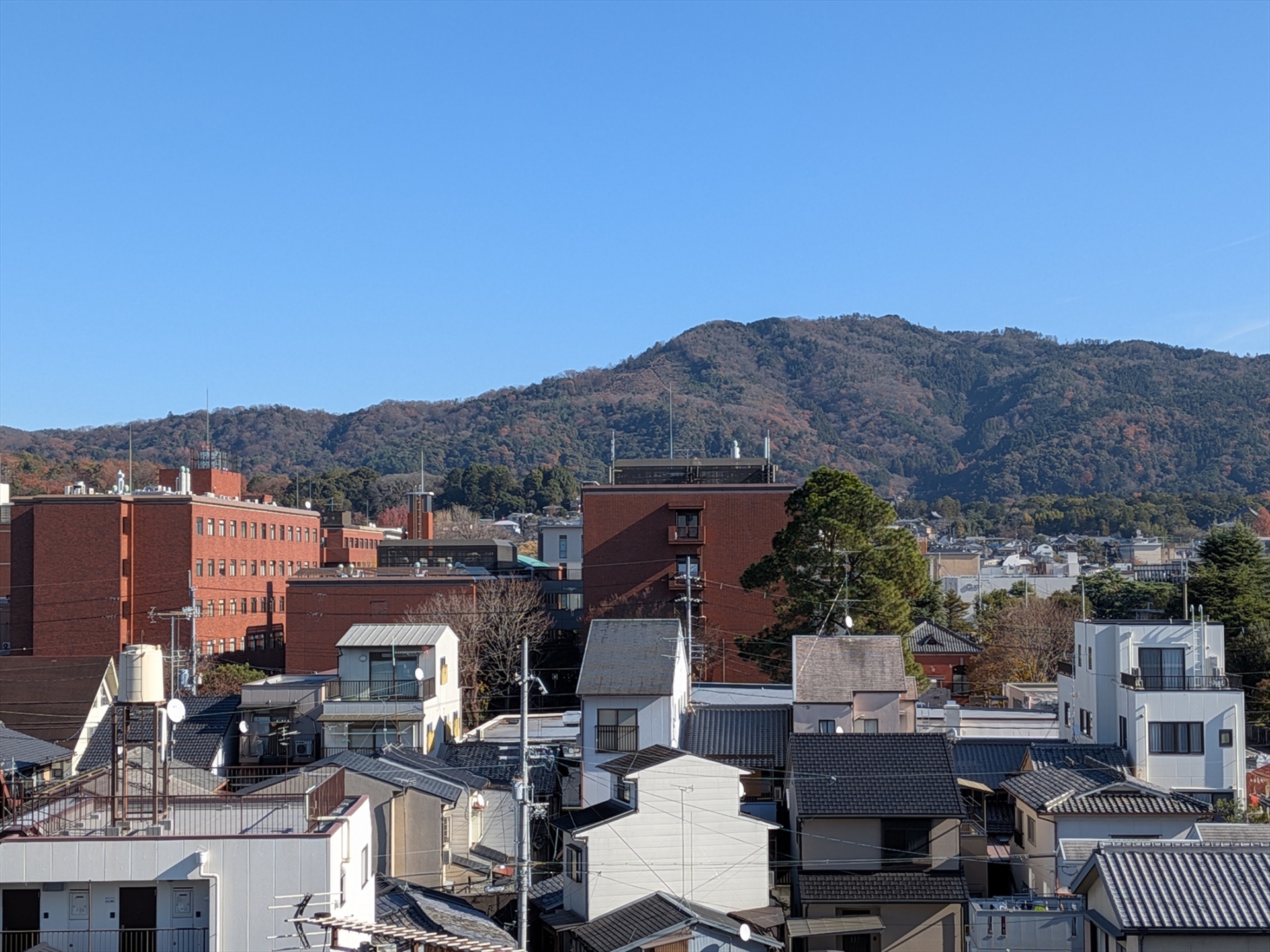 【その他共用部】北側バルコニーからから東方向を望む(2025年11月)