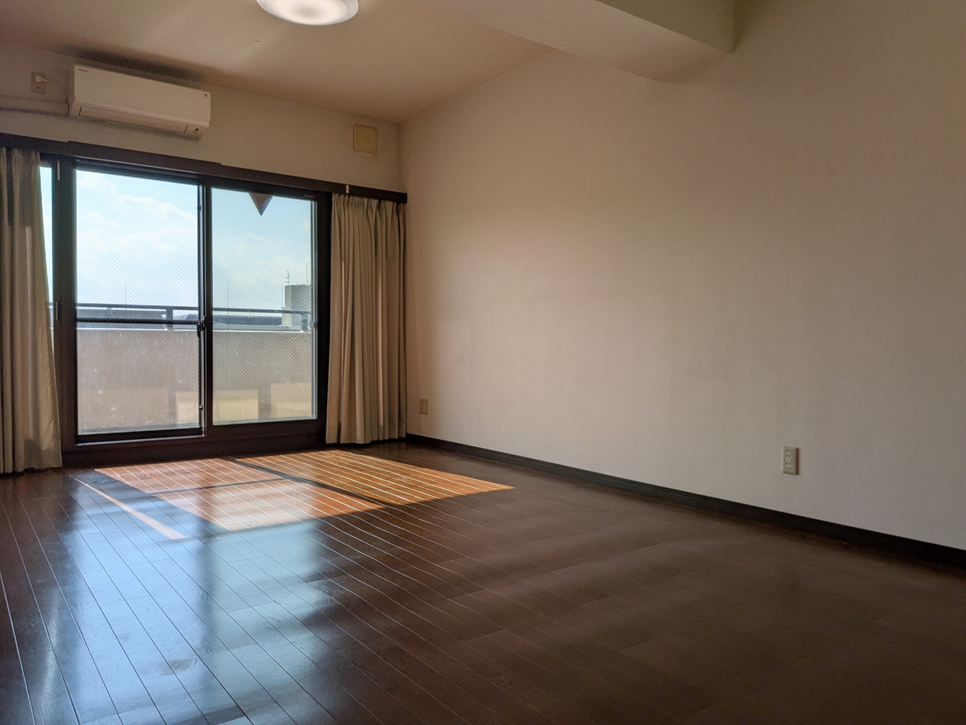 【リビング】LDK約15.6帖。LDには床暖房を装備。冷えがちな足元からお部屋全体を暖めてくれます。(2026年1月)