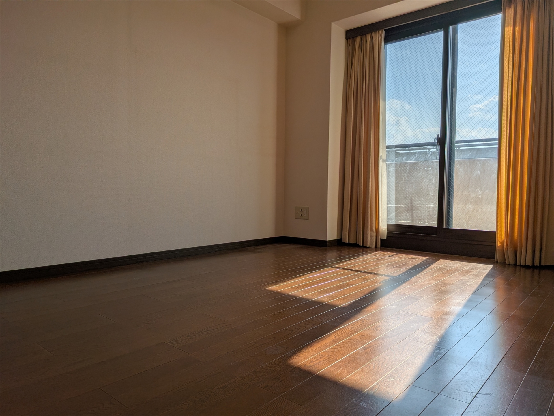 【居室】洋室（２）約6.0帖。１日通して明るい、南向きのお部屋です。(2026年1月)