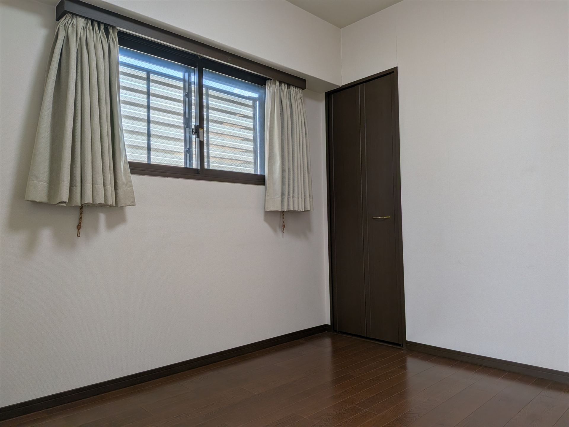 【居室】洋室（１）約6.0帖。1日を通して安定して柔らかい日差しに包まれる北向きのお部屋です。(2026年1月)