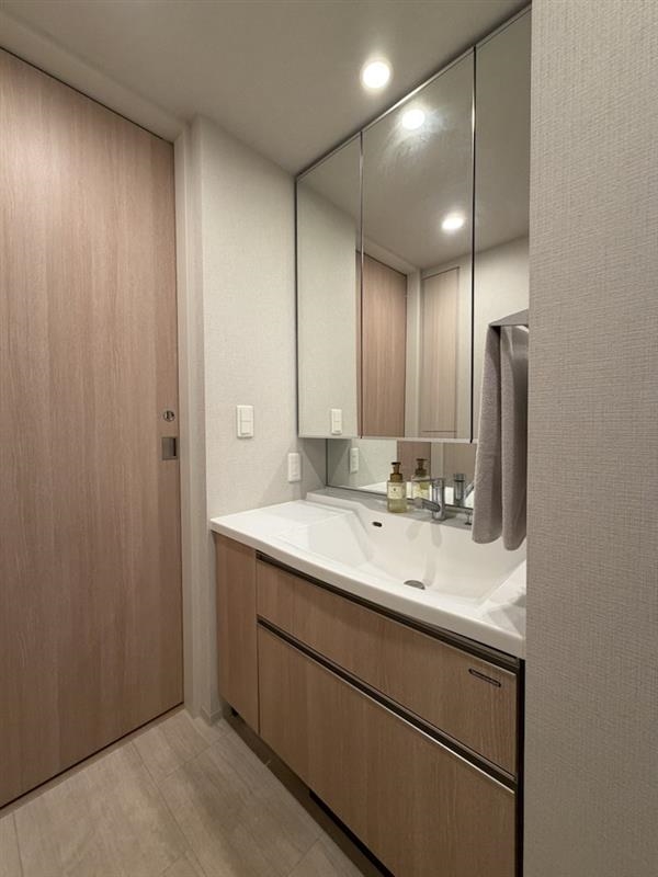 【洗面台・洗面所】洗面台は右にシンクを寄せた「偏芯ボウル」で物を置きやすくなっております。(2026年3月)