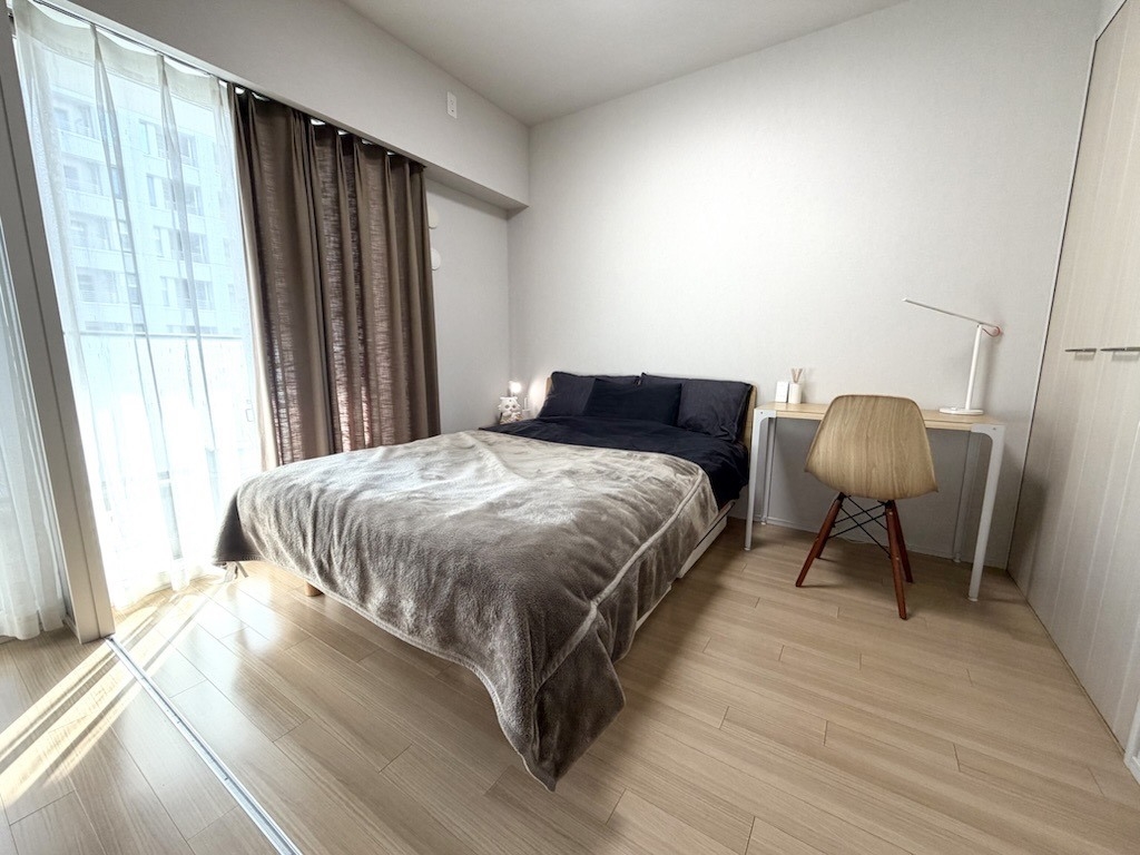 【浴室】洋室（2）。奥行きたっぷりのFUTON収納を備えており、お布団をそのまま収納できます。(2026年3月)