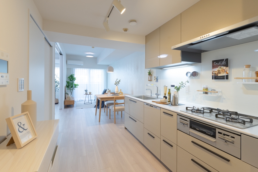 【キッチン】廊下を縮小することで12.2畳の広々としたLDKを実現。料理をしながらも、リビングの様子を見渡せる空(2026年2月)