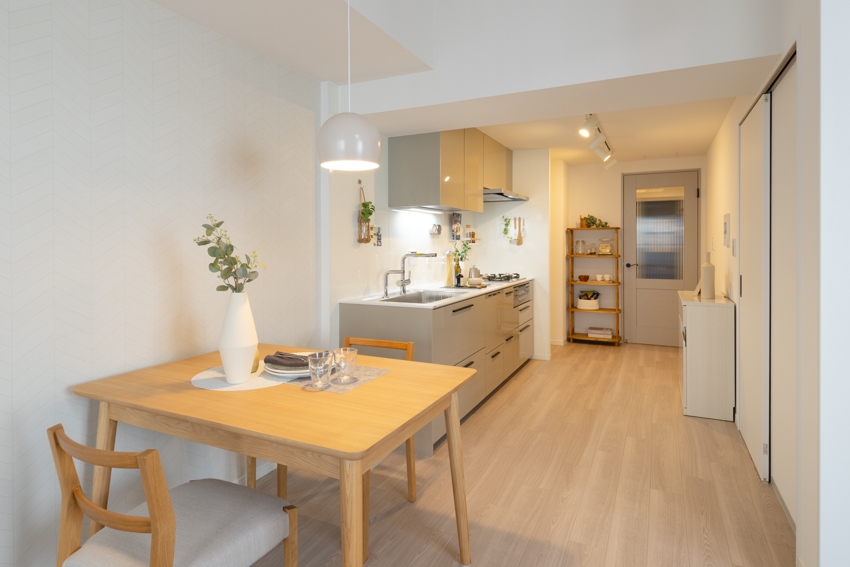 【リビング】12.2畳のリビングダイニングキッチンは、くつろぎの時間を豊かにします。(2026年2月)