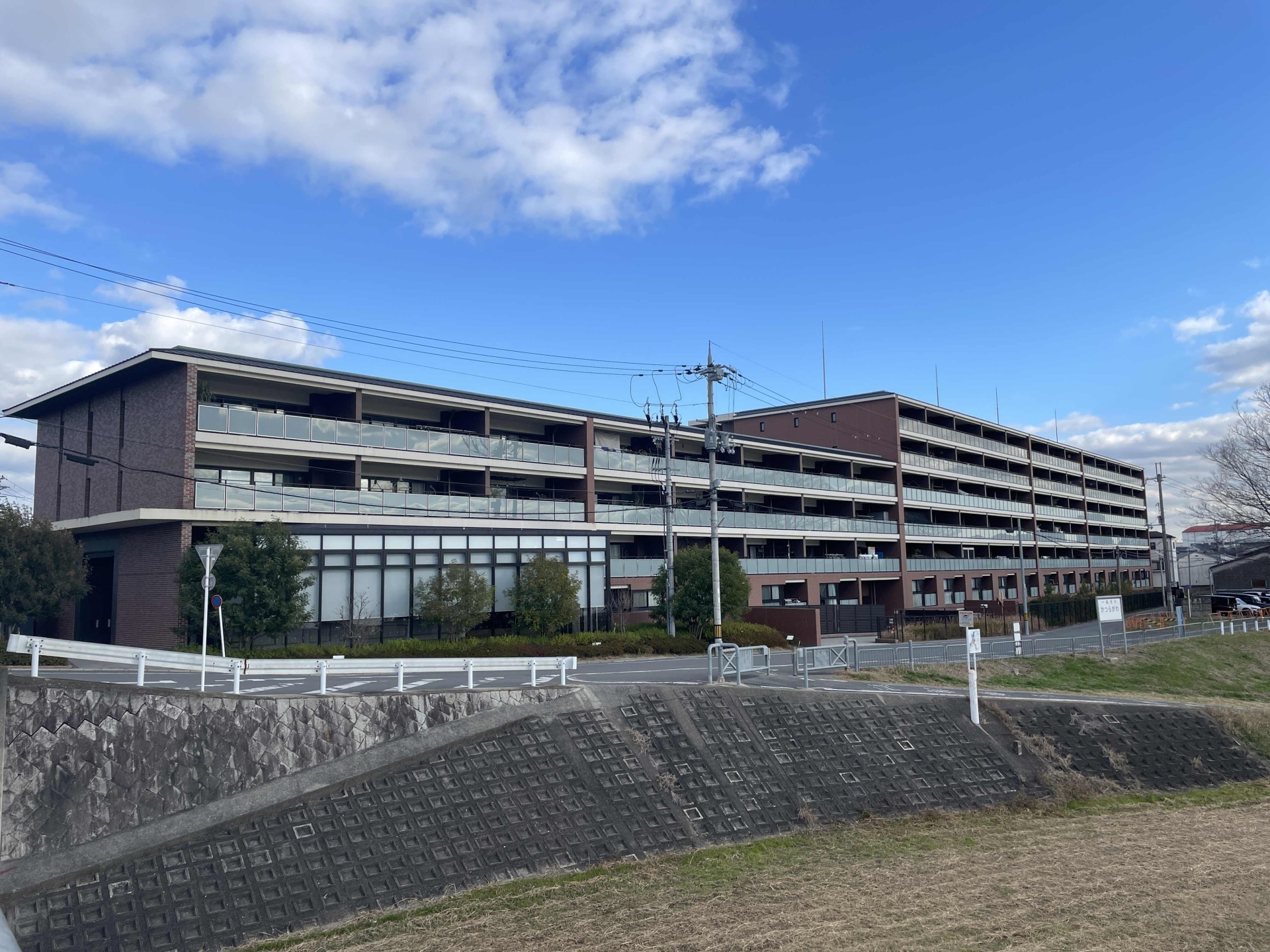 【外観】千年を超える歴史を受け継ぐ街並と調和する、風格あるたたずまい。(2026年1月)