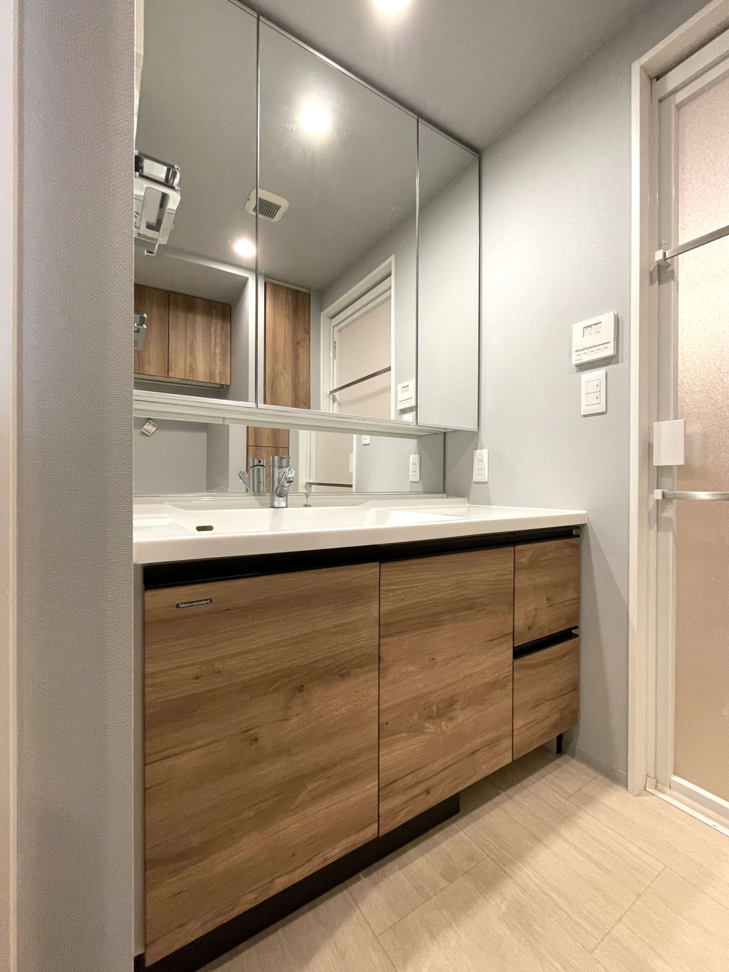 【洗面台・洗面所】3面鏡の後ろと洗面台下に収納スペースをご用意。(2026年1月)