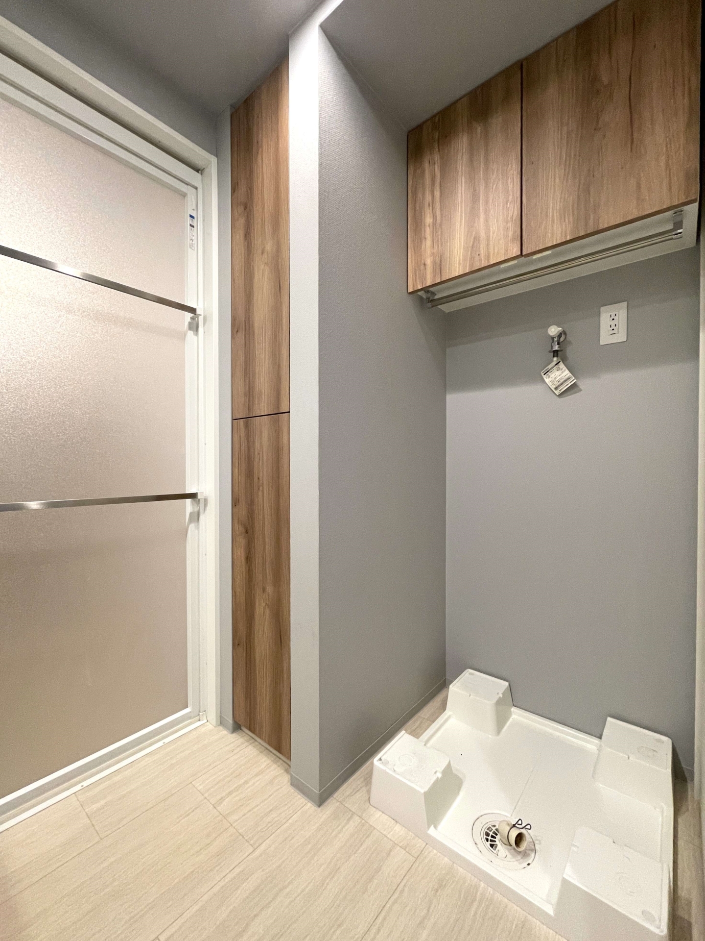 【洗面台・洗面所】洗濯機置場の上にも収納を設置し、空間を無駄なく活用。洗剤やタオルなどが綺麗に収納できます。(2026年1月)