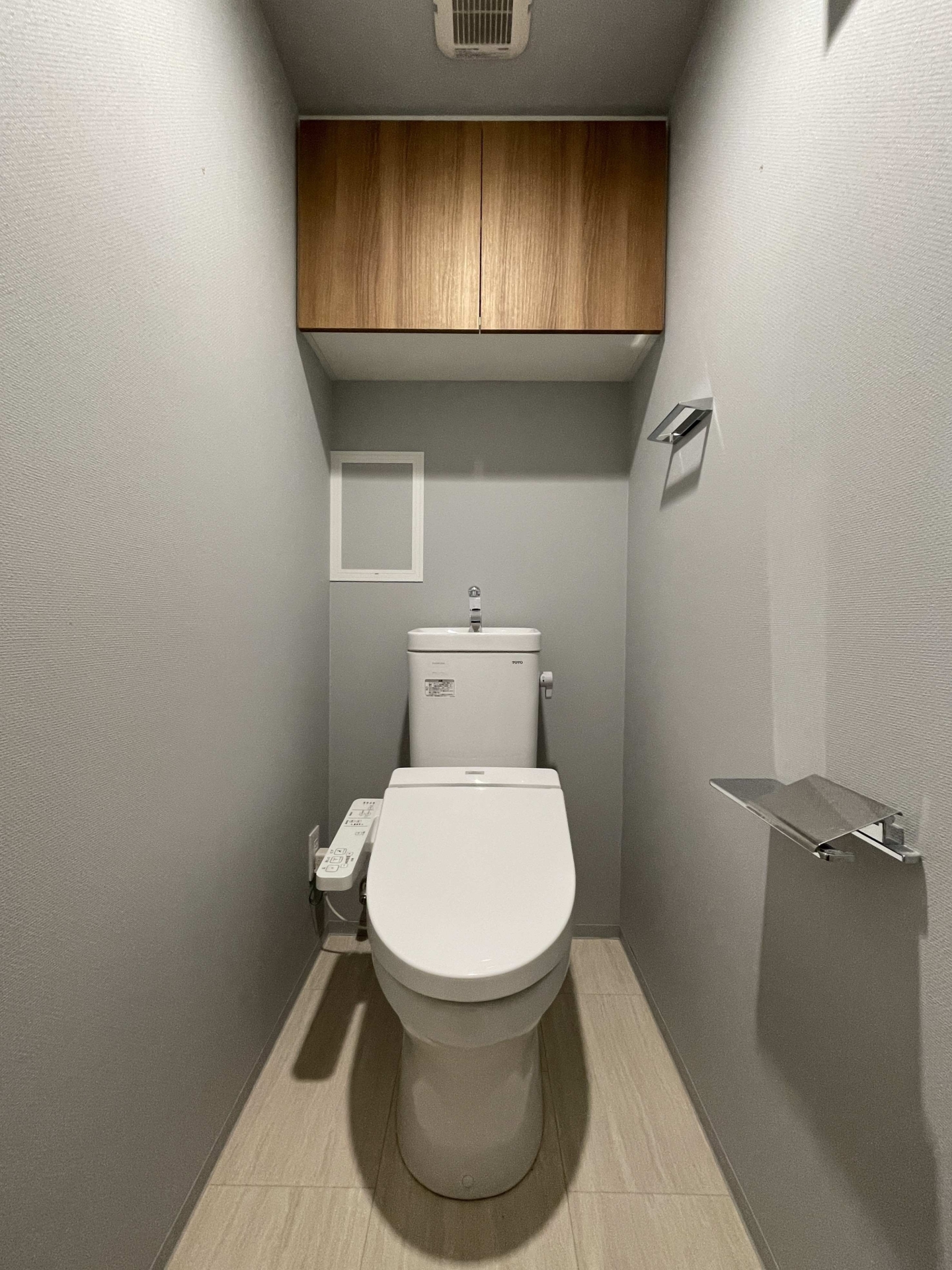 【トイレ】温水洗浄便座付トイレ。上部には収納スペースを設置。トイレットペーパーや掃除用品の収納が可能です。(2026年1月)