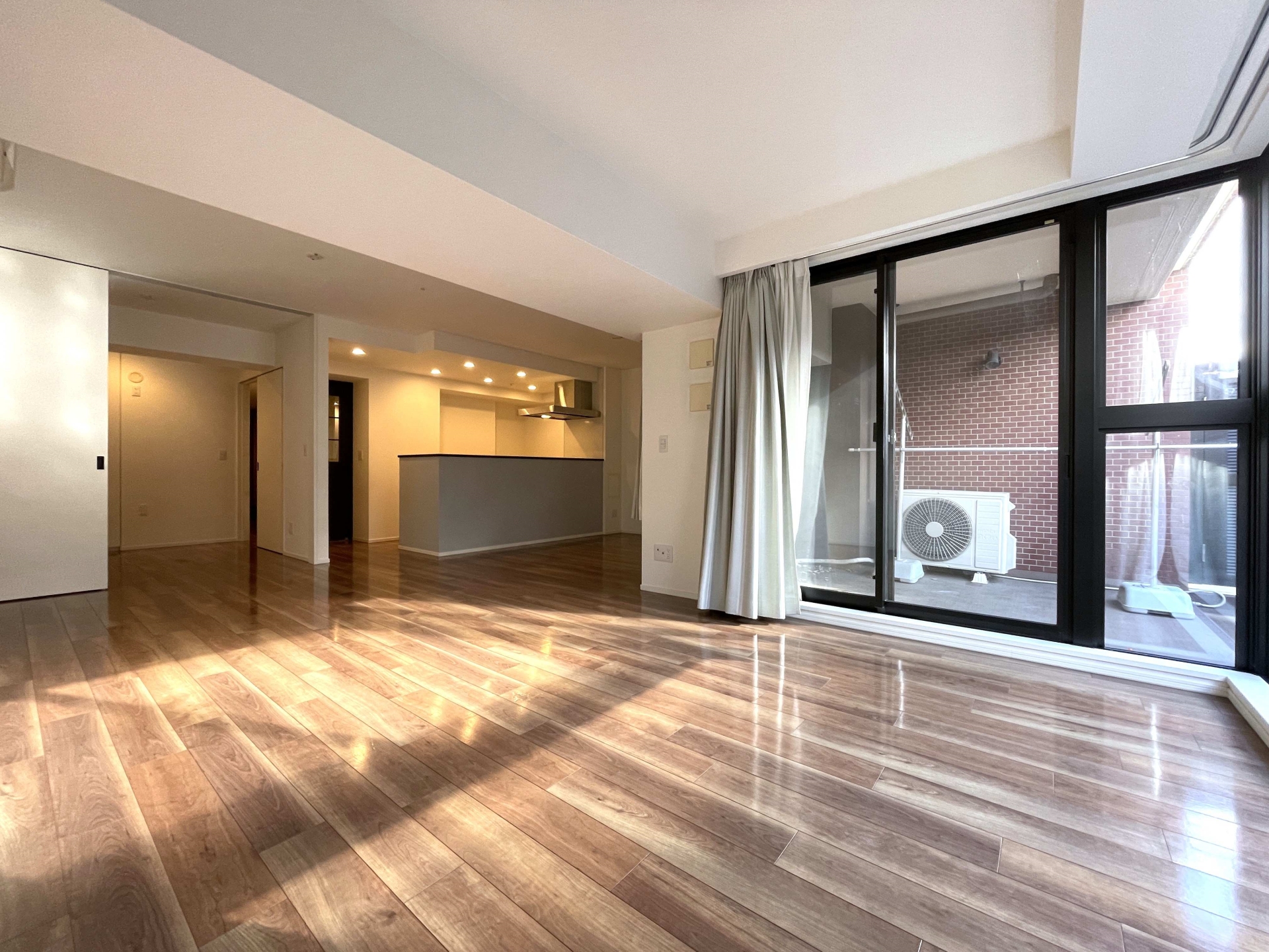 【リビング】LDK約23.6帖。リビング・ダイニングと隣接する居室との間にはスライドウォールを設置。(2026年1月)