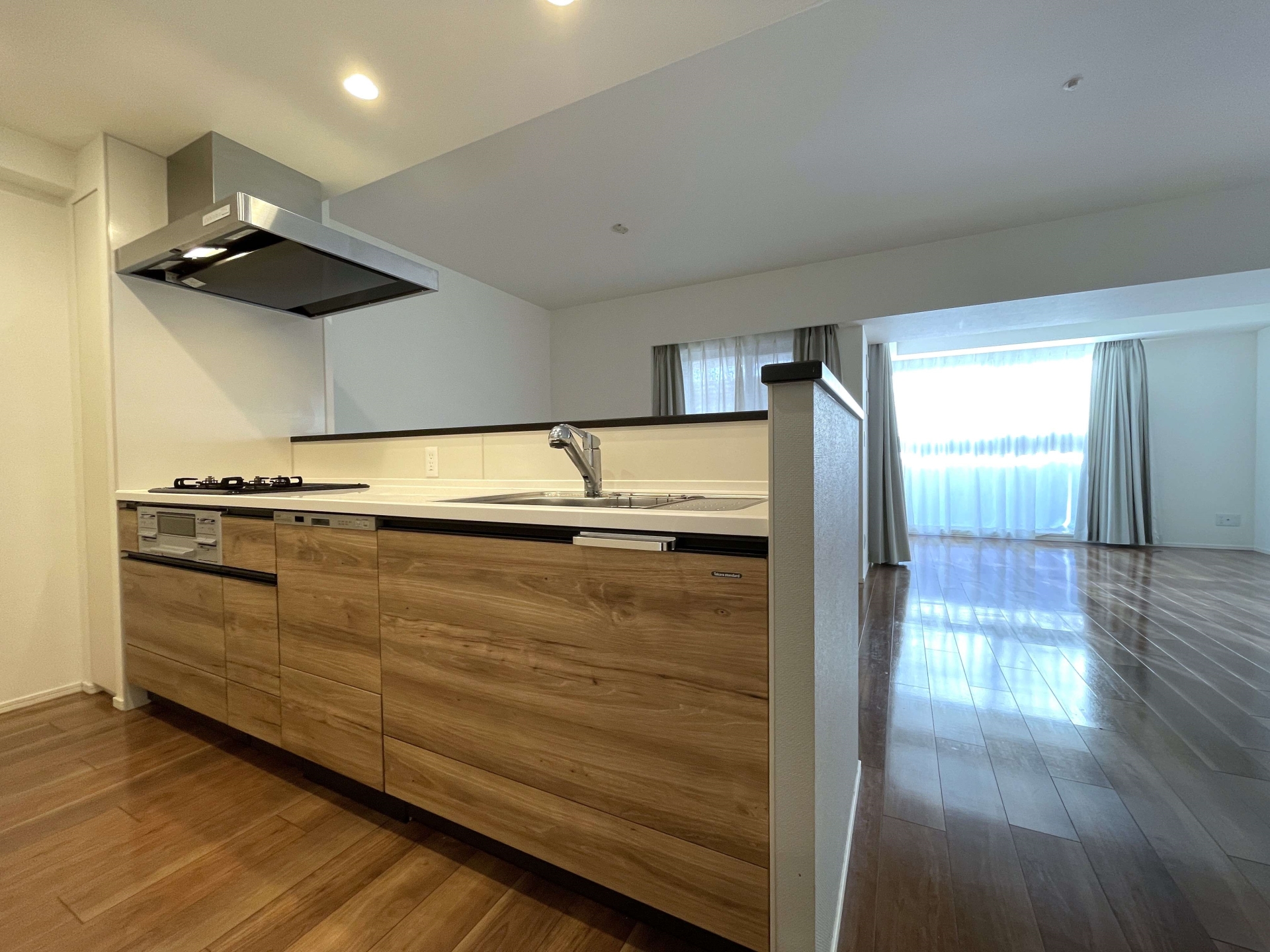 【キッチン】料理や洗い物をしながらリビング・ダイニング側の家族やゲストと会話を楽しめます。(2026年1月)