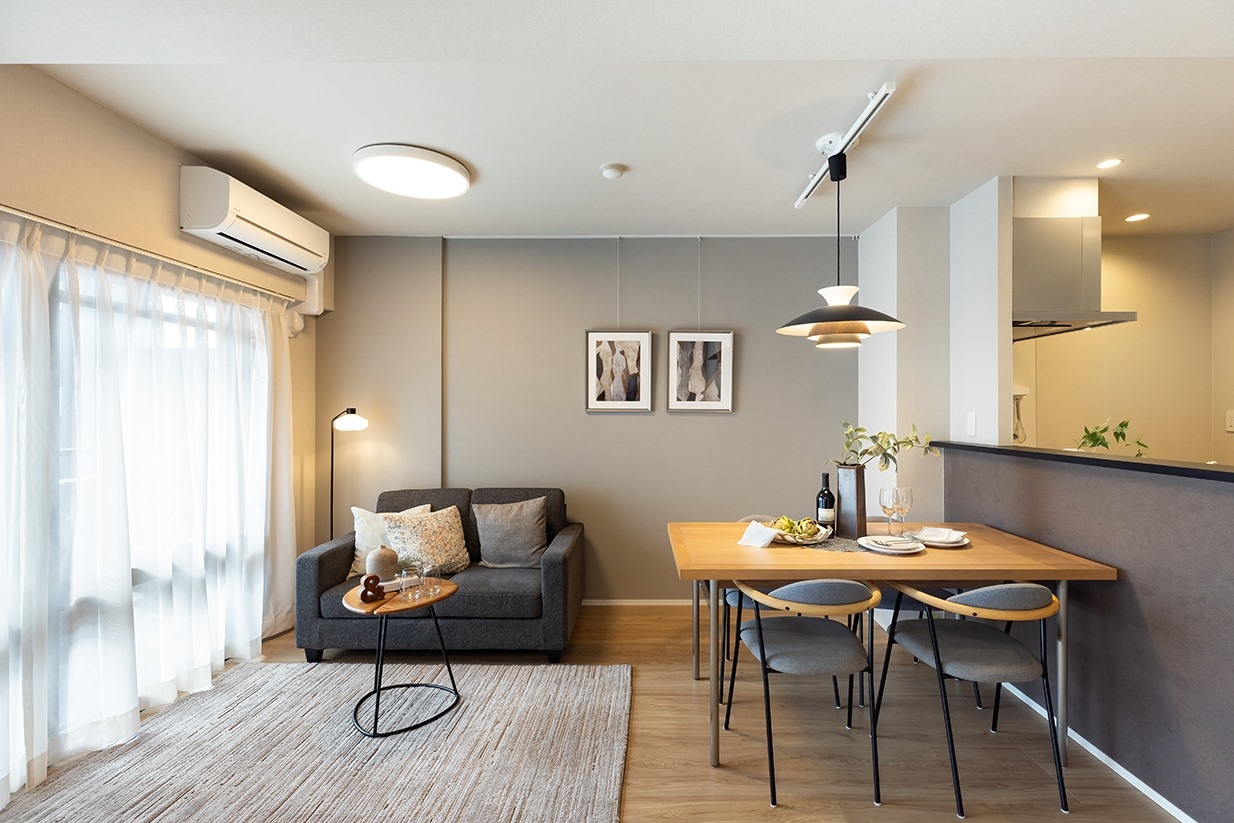 【リビング】LDK約11.4帖。街と暮らしが響き合う、快適3LDK。心地よい時間が流れる空間設計です。(2026年1月)