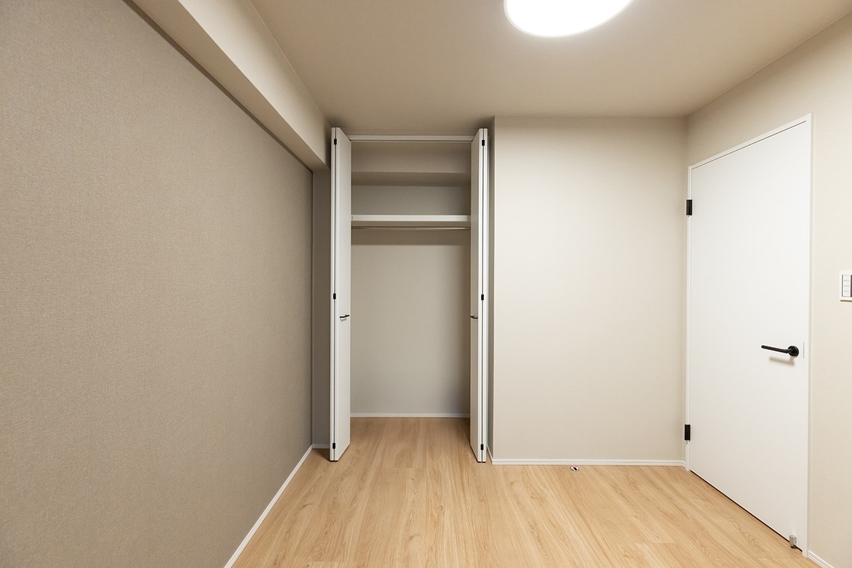 【収納】洋室（２）クロゼット。各部屋に収納スペースを完備しております。(2026年1月)
