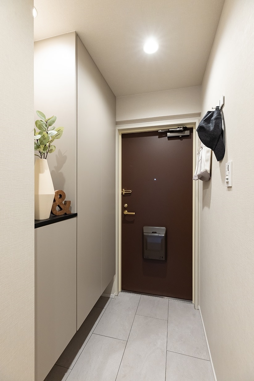 【玄関】玄関収納は、可動棚になっており高さのあるブーツなどもすっきり収納できます。(2026年1月)