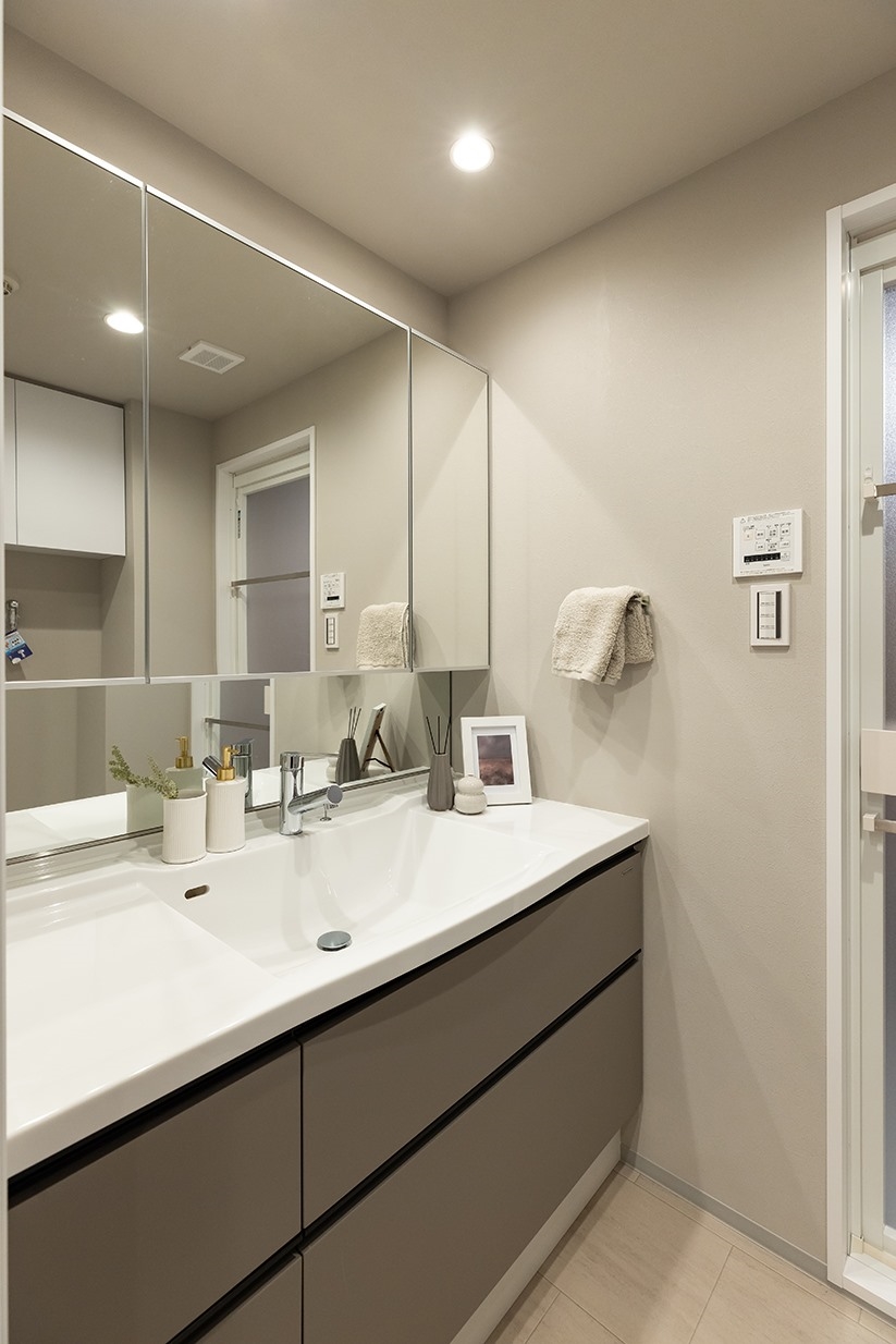 【洗面台・洗面所】洗面化粧台は、従来の幅約80cmから、ゆったり使える幅約120cmにサイズアップしました。(2026年1月)