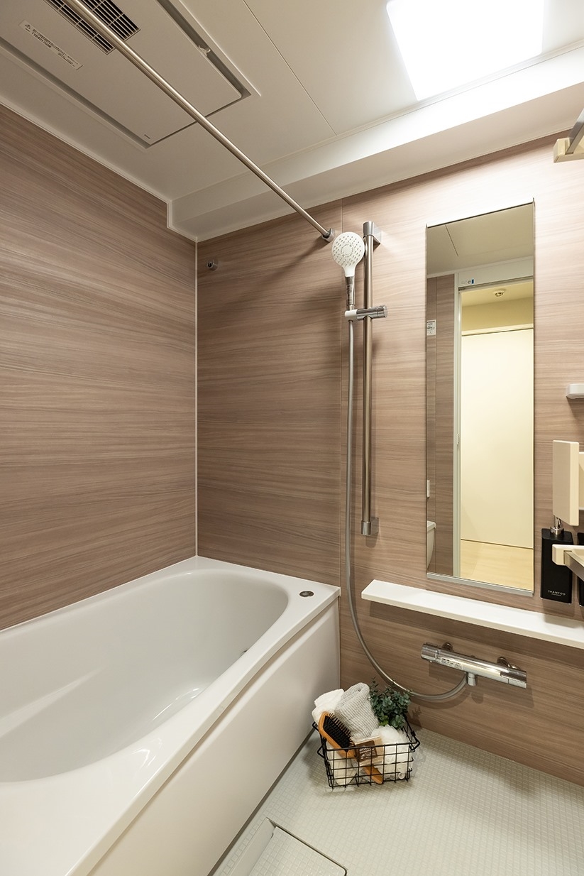 【浴室】浴室暖房乾燥機を完備。魔法びん浴槽を採用し、保温性を高めています。(2026年1月)