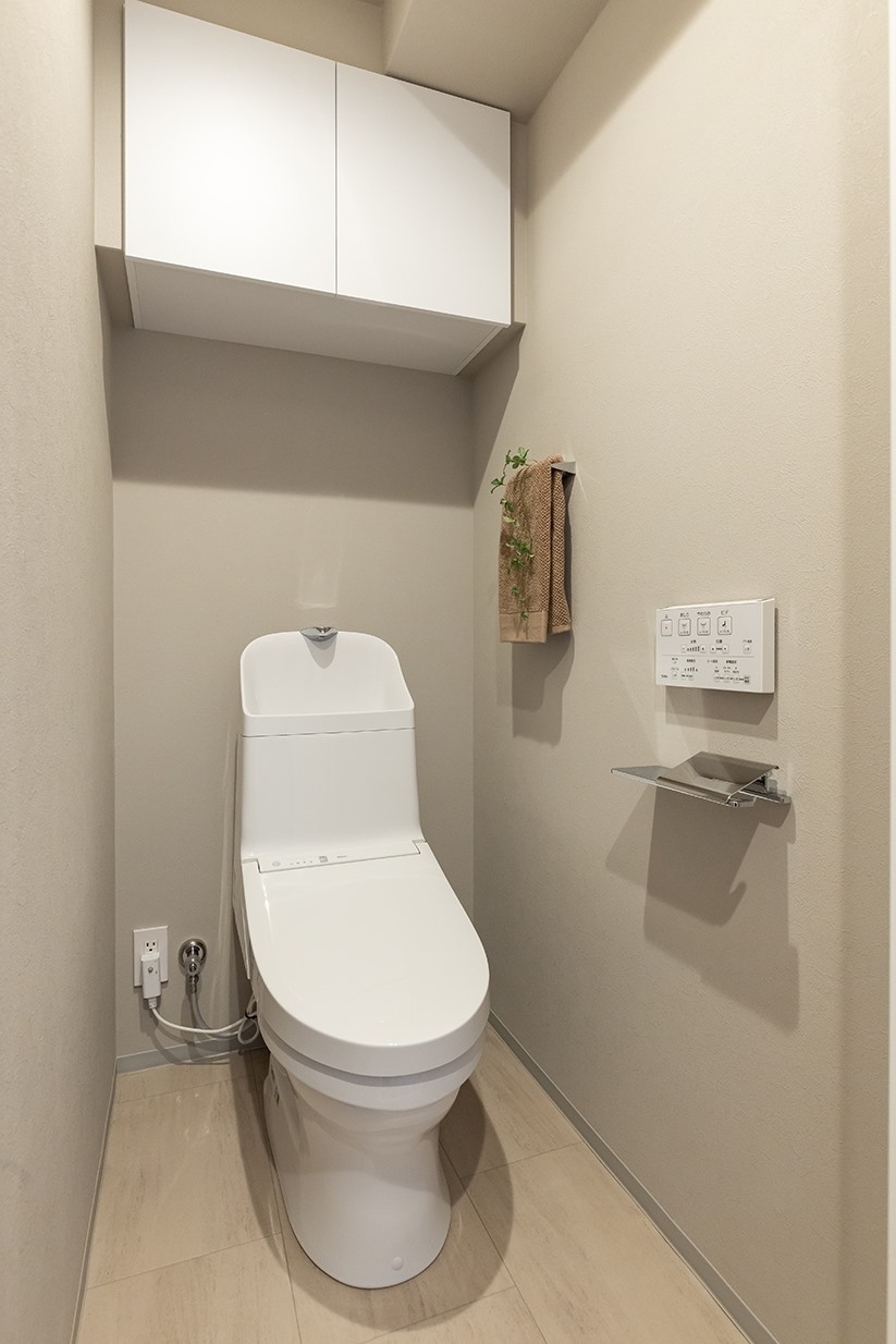 【トイレ】お掃除のしやすいフチのないタイプを採用。上部収納付きです。(2026年1月)