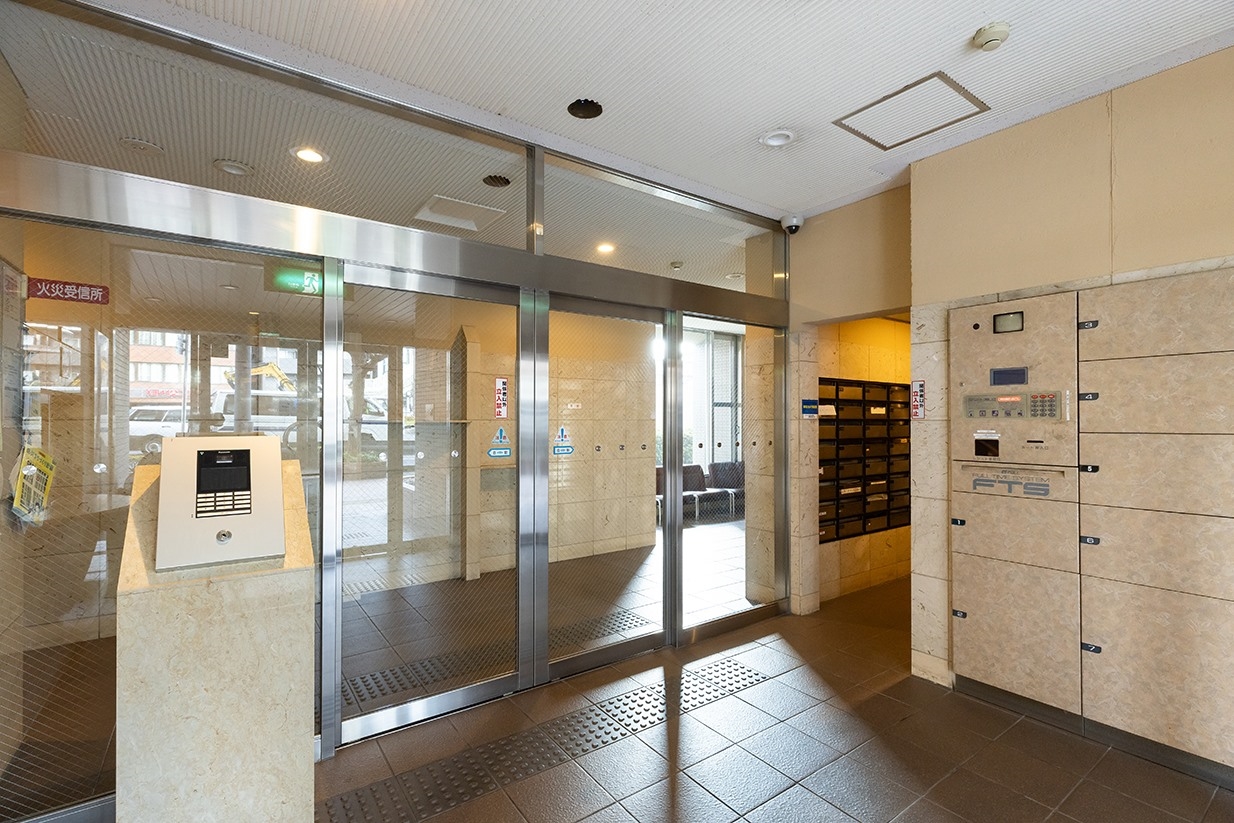 【エントランス】オートロックと宅配ボックスを備えております。(2026年1月)