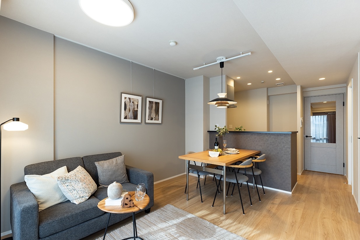 【リビング】約11.4帖のLDKにピクチャーレールを設置。写真などを飾るギャラリーに活用できます。(2026年1月)