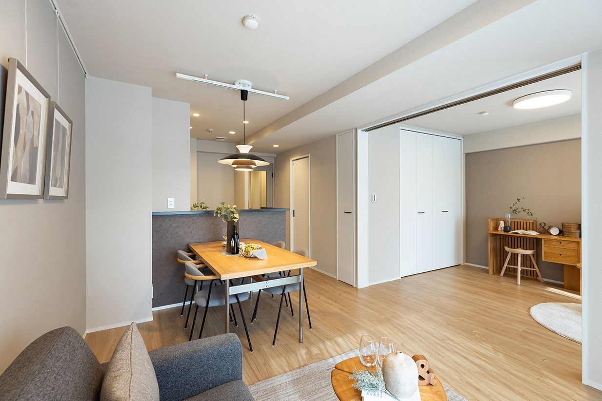 【リビング】リビングと洋室（１）をつなぐスライドウォールで空間の使い方が自在に。(2026年1月)