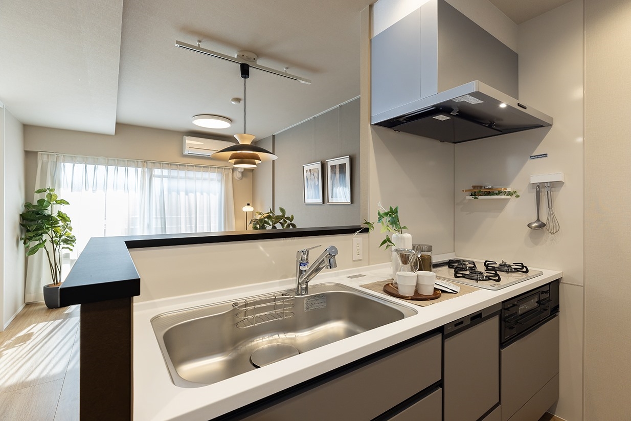 【キッチン】調理をしながらご家族との会話が楽しめる設計。食洗機・浄水器付きで毎日の家事も効率的です。(2026年1月)