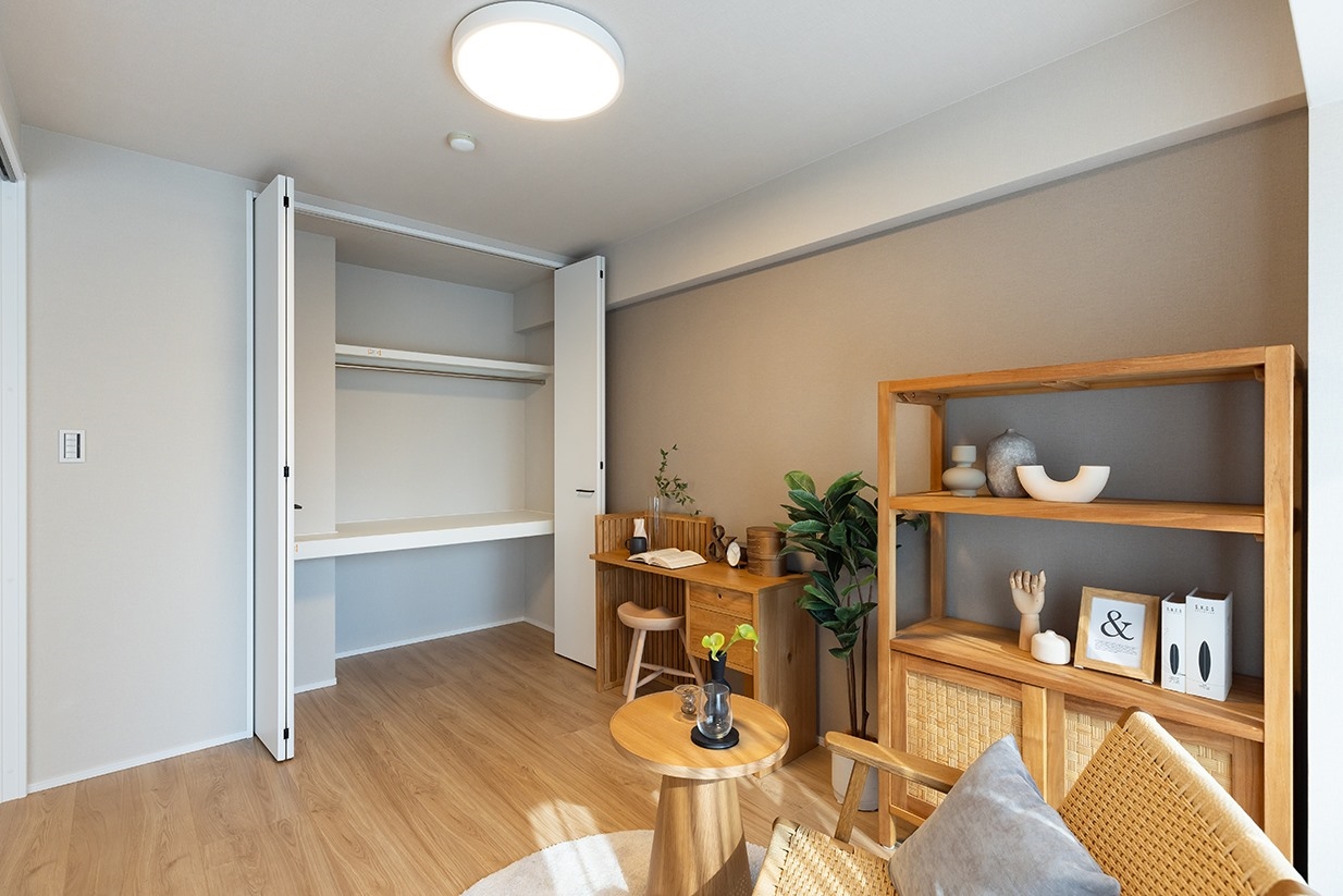 【居室】洋室（１）奥行きを広げた設計のFUTON収納。布団や季節物の収納ケースもゆったり収まります。(2026年1月)