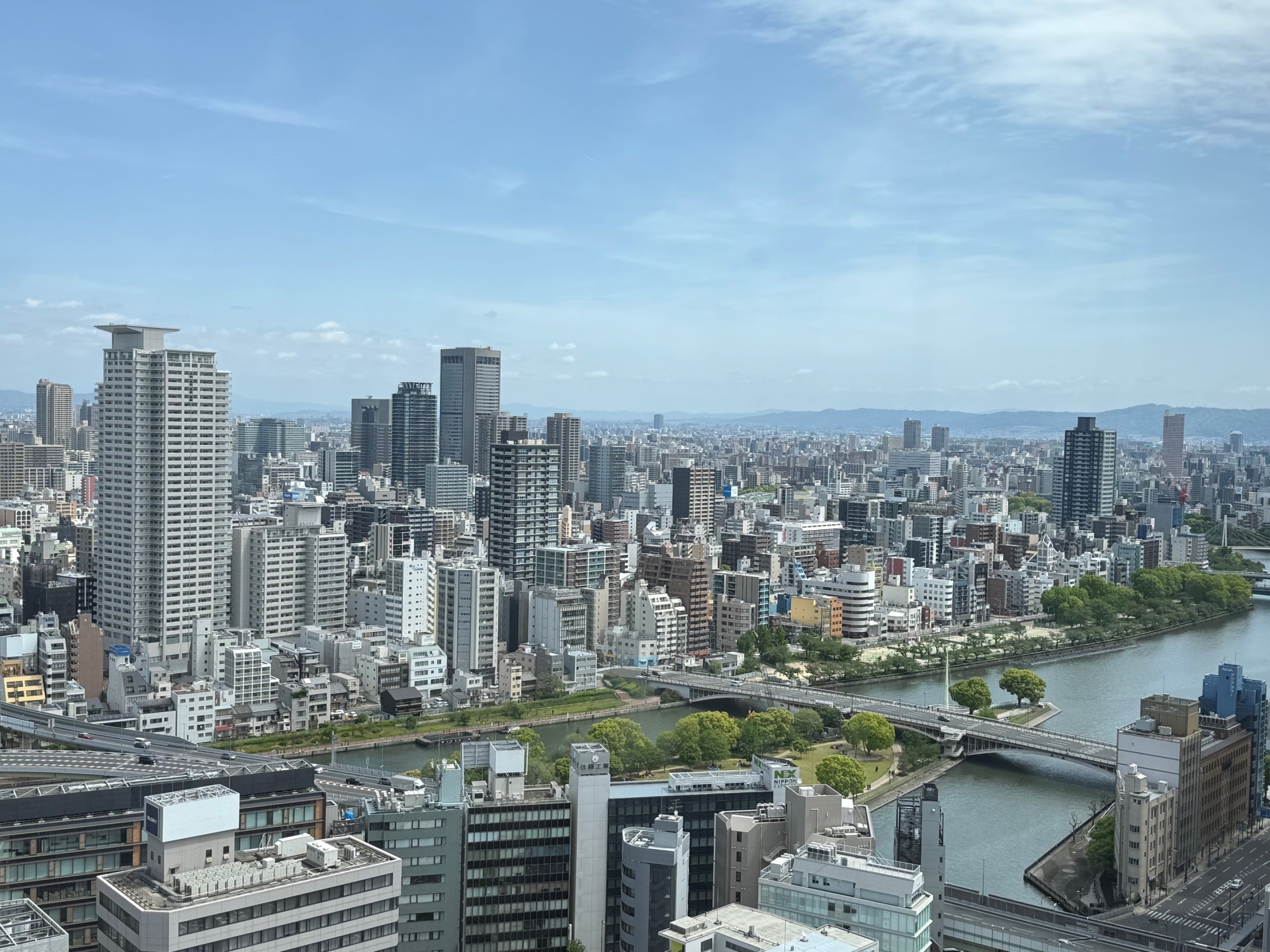 【その他画像】住戸から北東方向の眺望：周囲に高い建物が少ないため、大川や大阪市中央公会堂も見渡すことができます。(2026年5月)