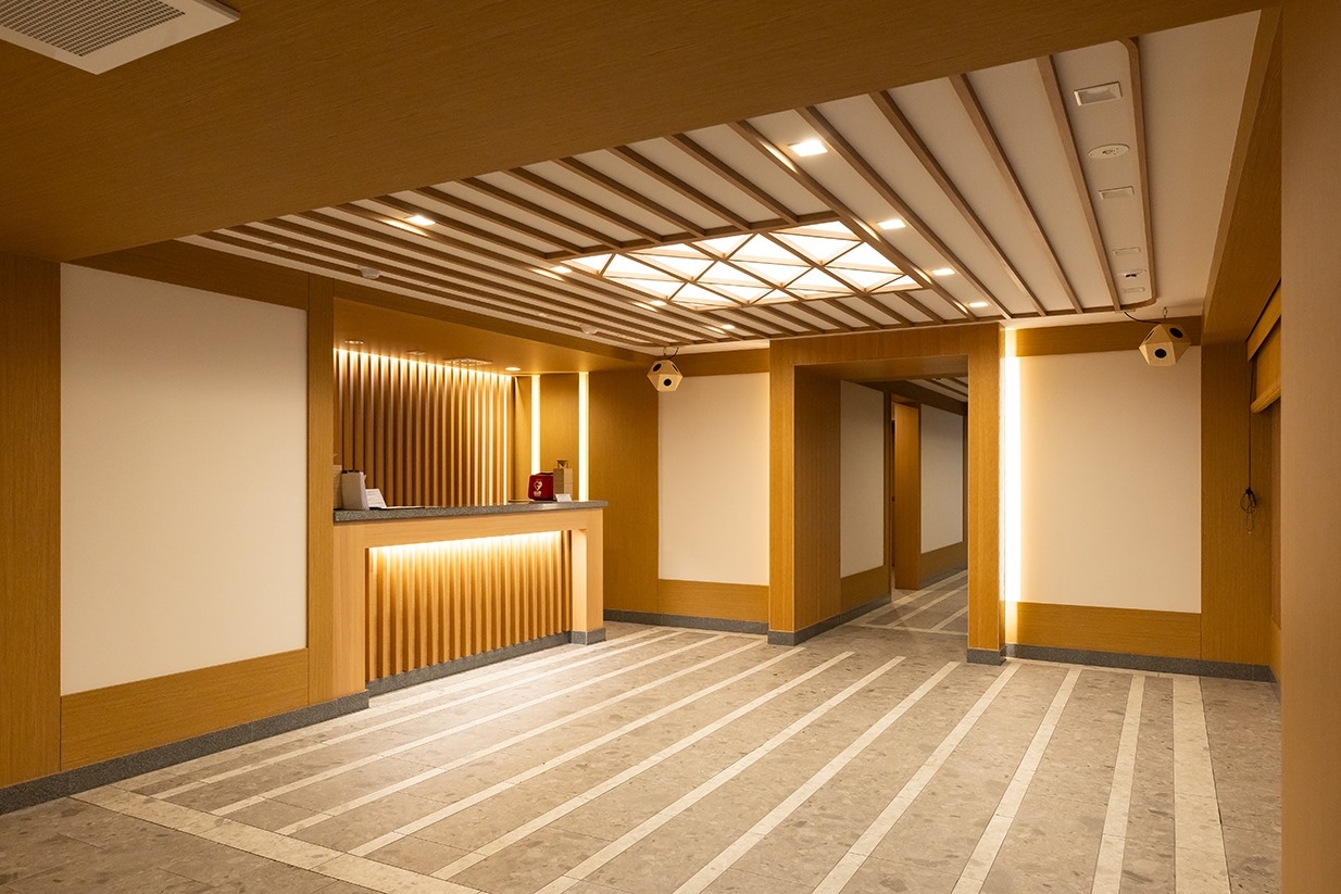 【エントランス】落ち着いた照明と厳選された素材が醸し出す空間は、日常から離れた特別な時間を演出。(2026年2月)