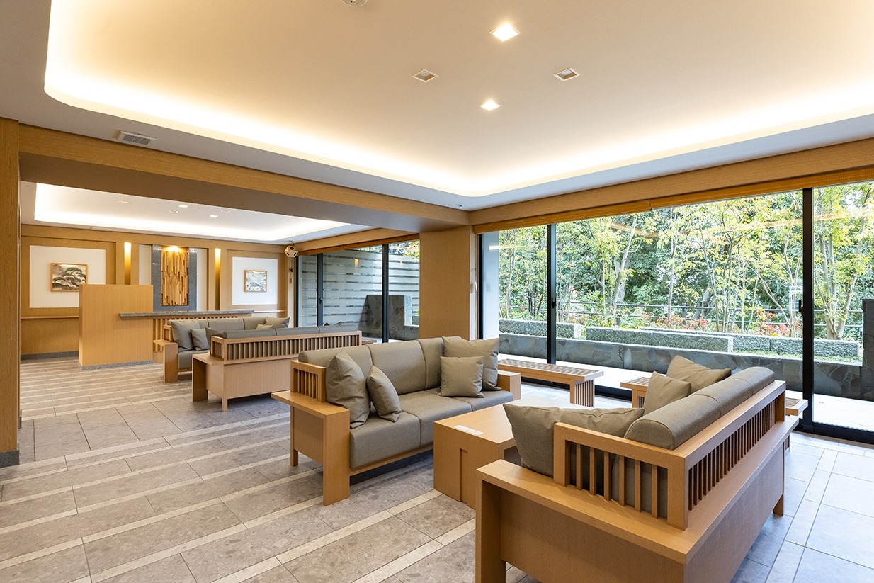 【ロビー】エントランスを一歩入れば、旅館を思わせる和のラウンジが静かに迎えてくれます。(2026年2月)