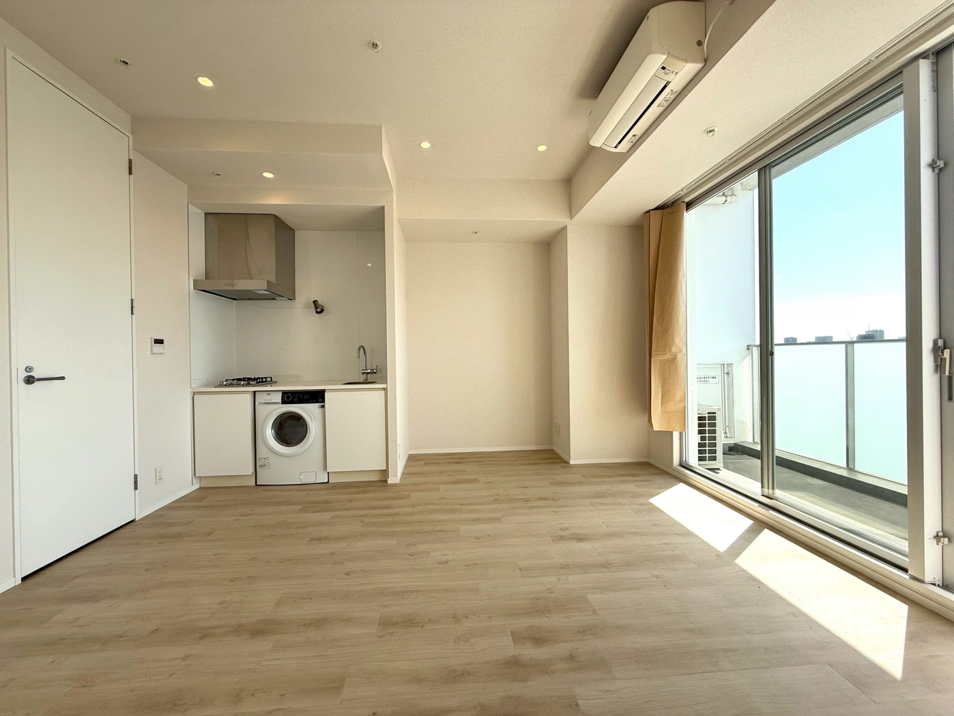 【居室】南向きの大きな開口部から光が差し込む明るい居室(2026年3月)