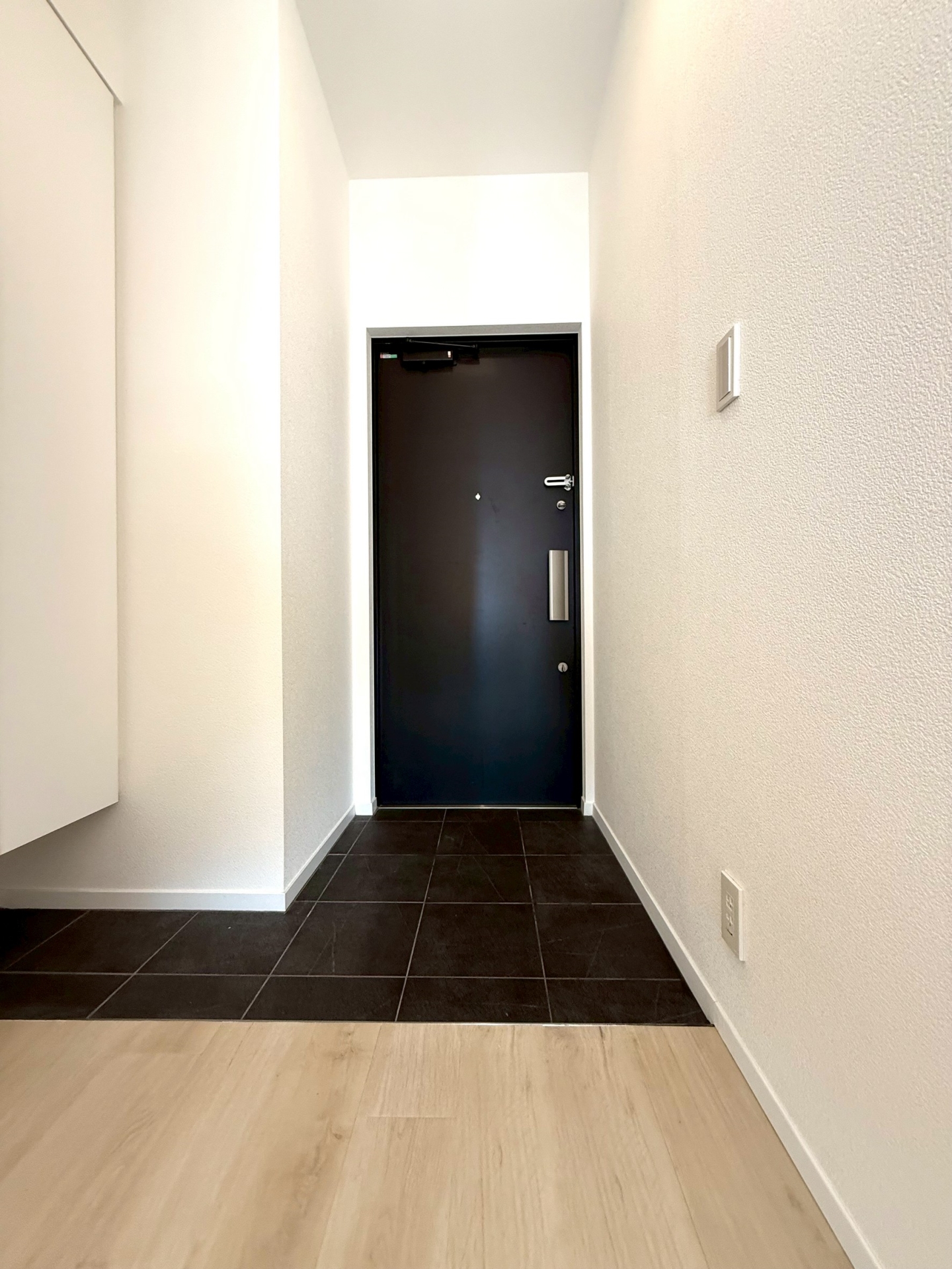 【玄関】シンプルで整った玄関スペース。収納付きで使いやすい設計です。(2026年3月)