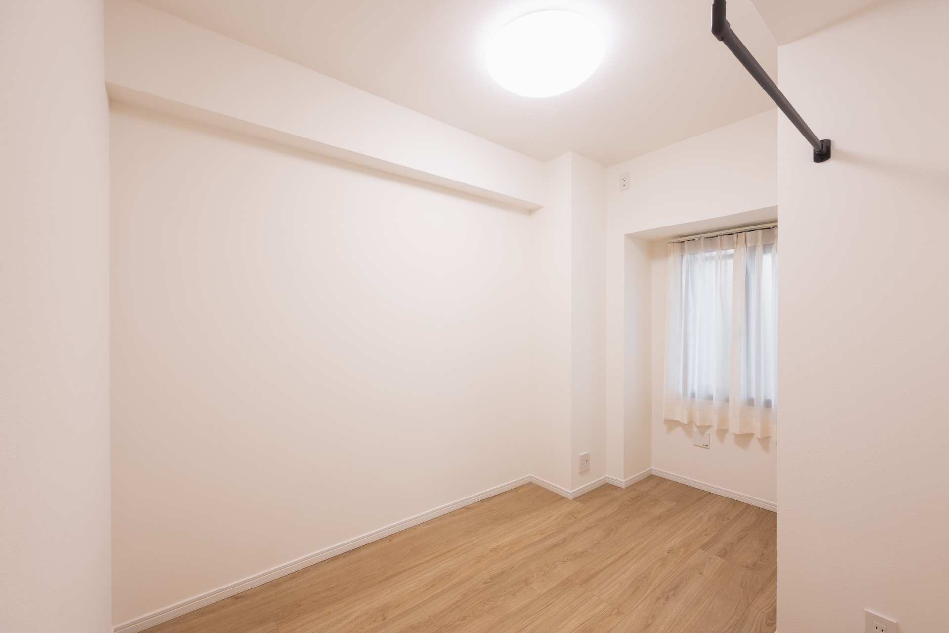 【居室】洋室(2)　こちらの洋室は、収納の代わりにハンガーパイプを設置し、空間を広くお使いいただけます。(2026年4月)