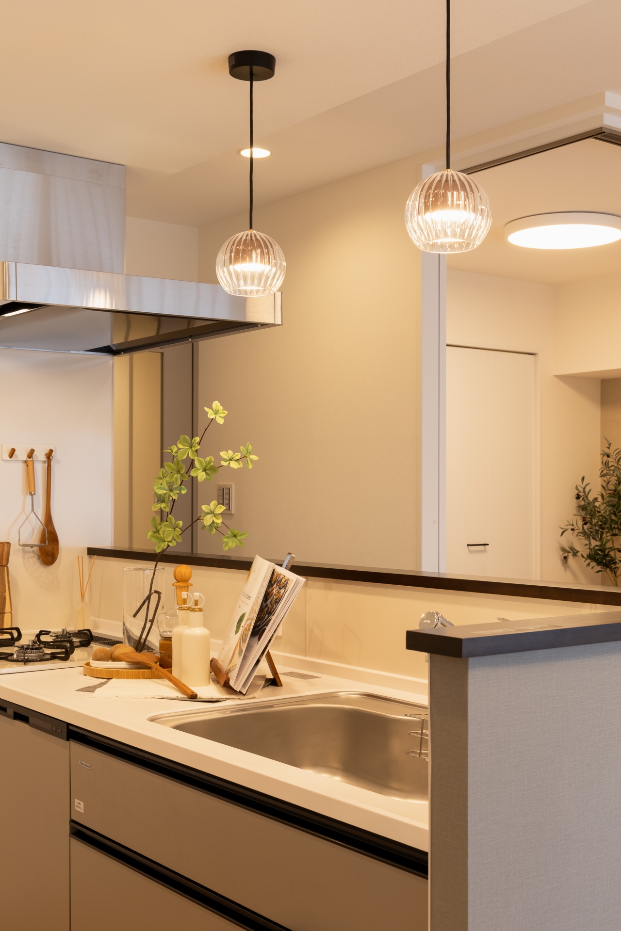 【キッチン】料理や洗い物をしながら家族や来客との会話を楽しめるカウンターキッチンです。(2026年4月)