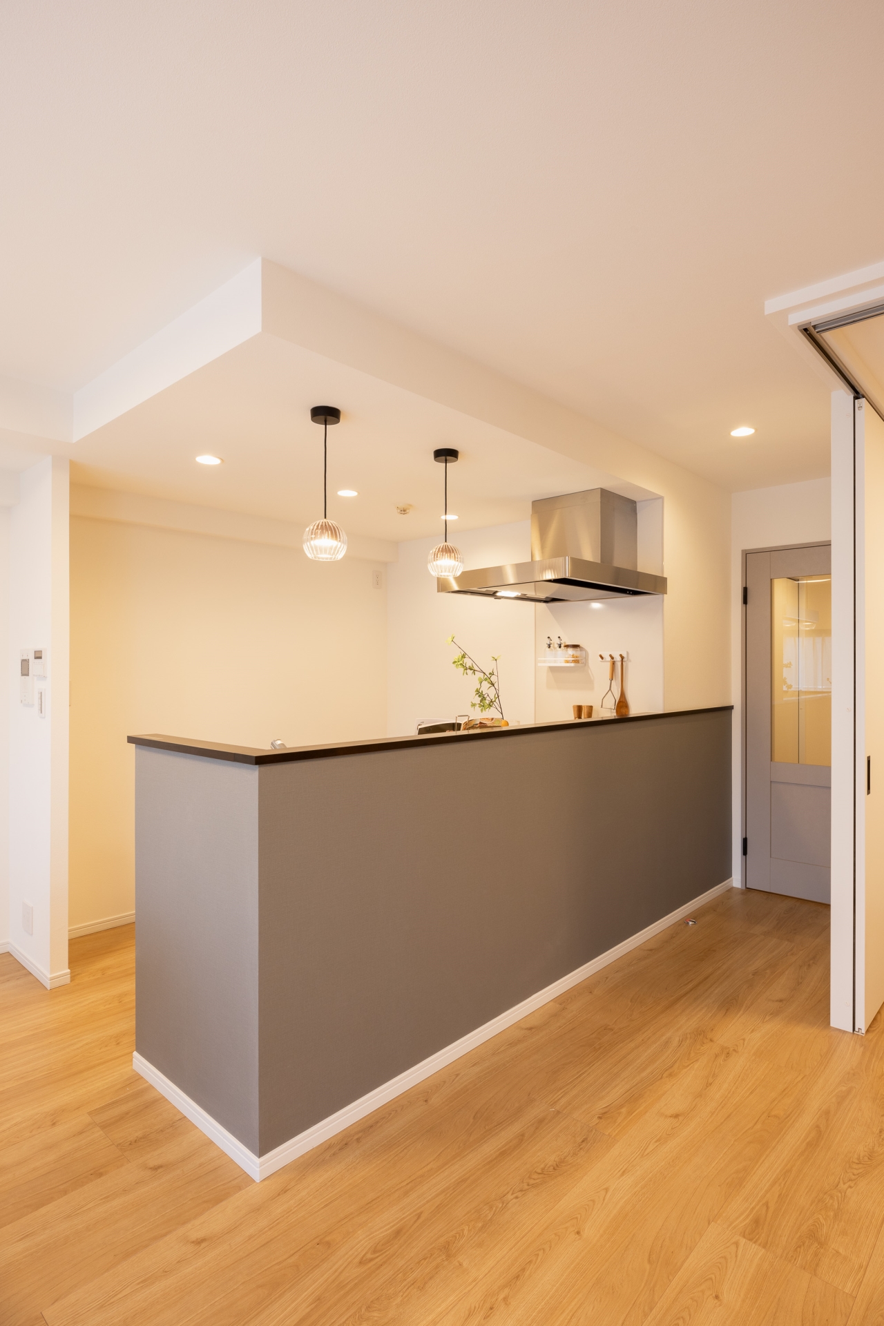 【キッチン】小上がりをつけることで手元を隠しつつ油跳ねなども抑えることで、デザイン性と使いやすさを両立しています(2026年4月)