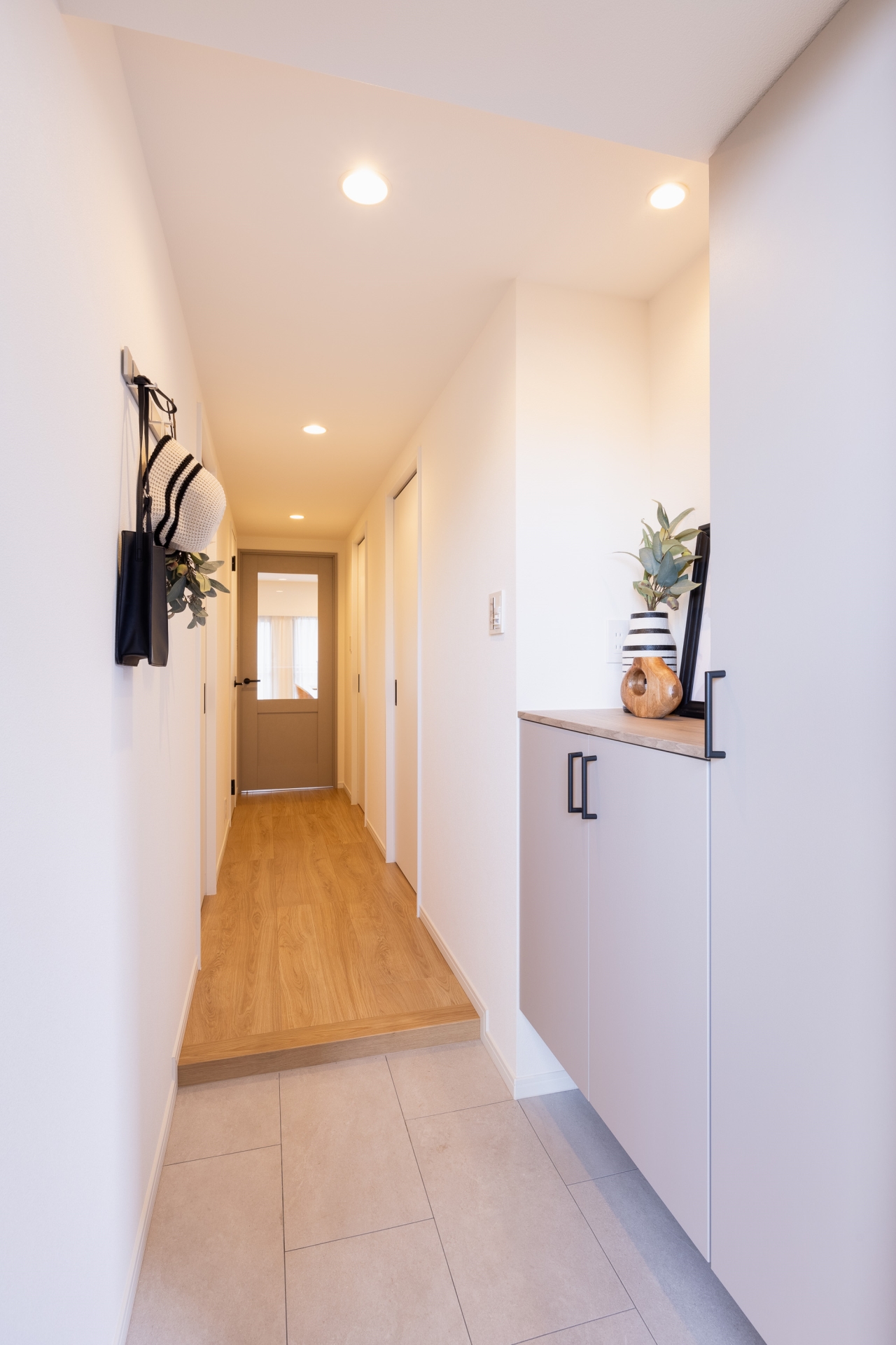 【玄関】玄関収納にはカウンタースペースを設け、インテリアや思い出の写真を飾っていただけます。(2026年4月)