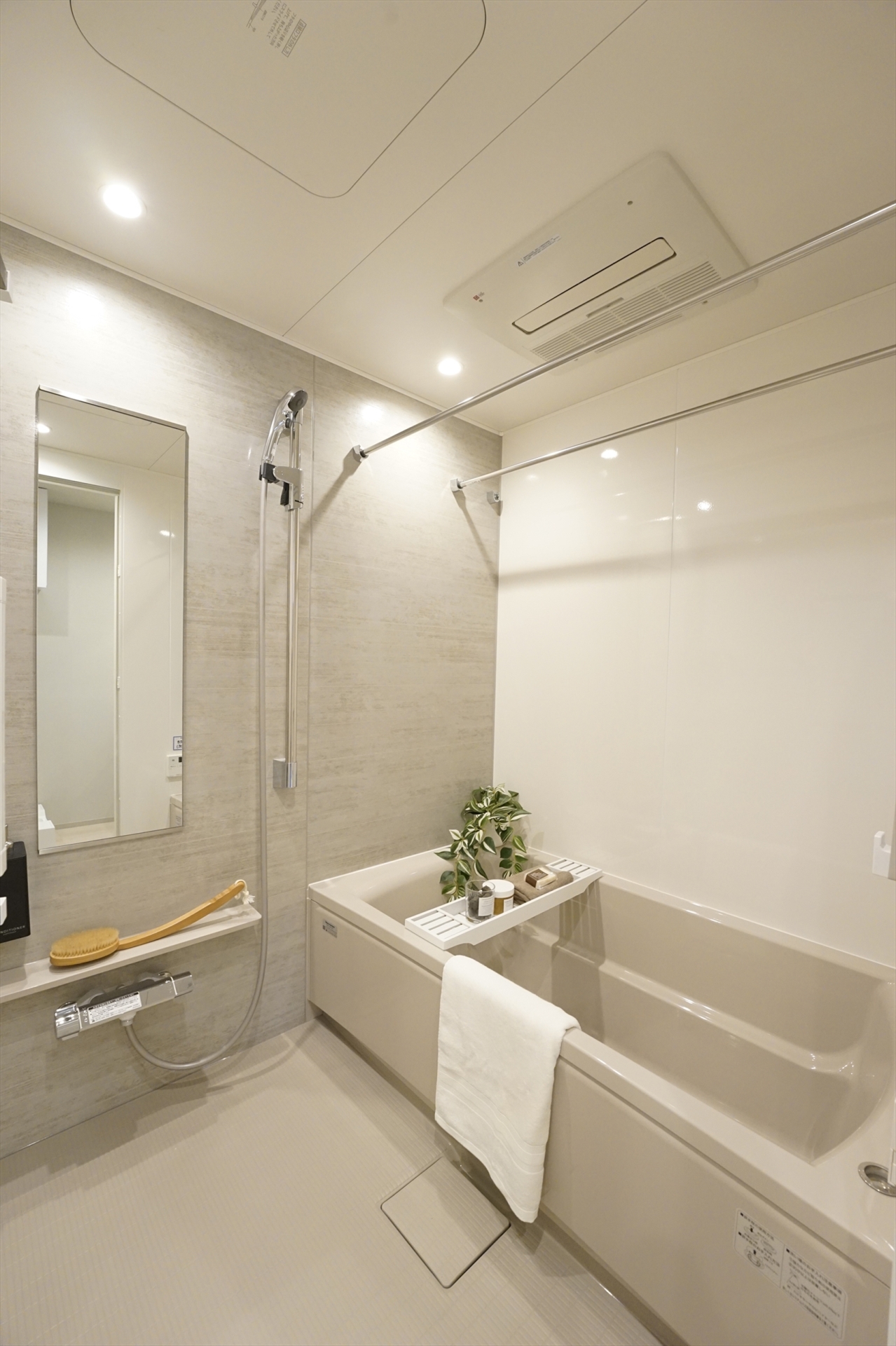 【浴室】浴室は広々とした1418サイズ。追い炊き機能、浴室乾燥機も備え付けられています。(2026年4月)