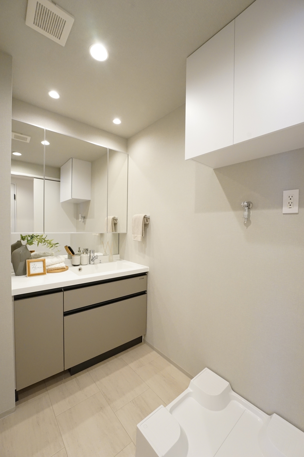 【洗面台・洗面所】3面鏡と豊富な収納を完備。シャワー付き水洗が朝の身支度やお掃除を楽にしてくれます。(2026年4月)