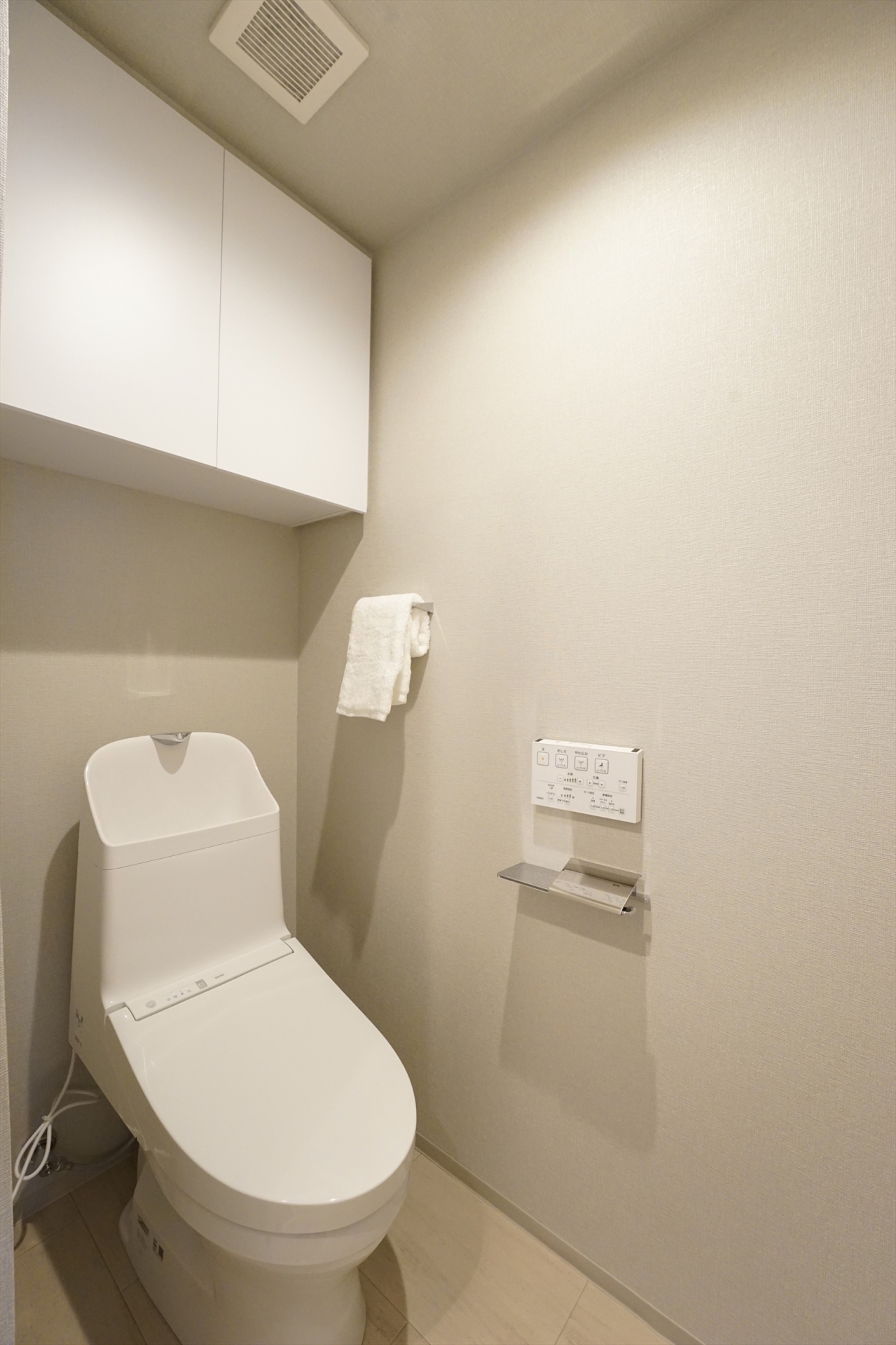 【トイレ】トイレは温水洗浄便座付。上部には収納スペースを設置し、トイレットペーパーや掃除用品の収納が可能！(2026年4月)
