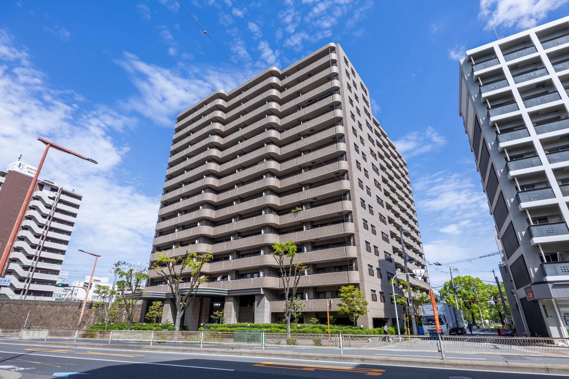 【外観】外観は高級感あふれるタイル張り。都心の中でも存在感を放つ建物です。(2026年4月)