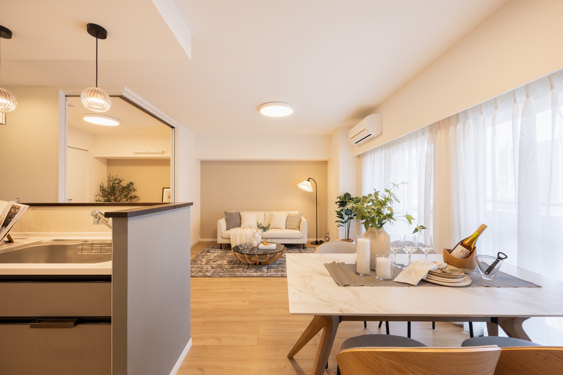 【リビング】内窓をつけることにより、高い断熱性・遮音性を実現。心地よく暮らしていただける空間です。(2026年4月)